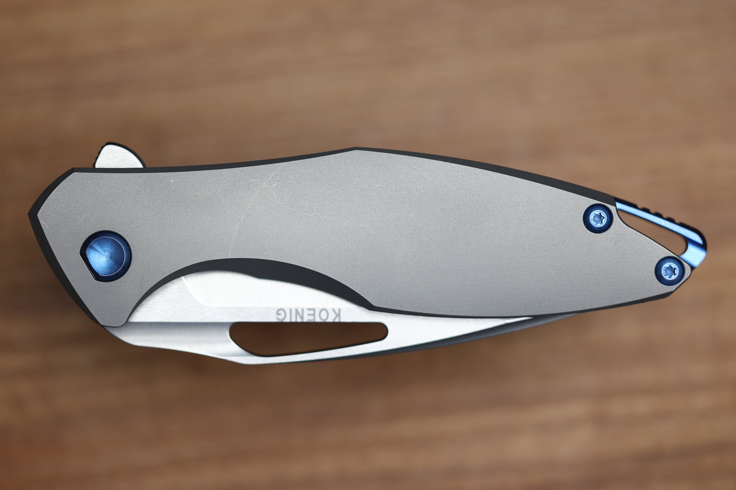 KOENIG KNIVES ARIUS – SMOOTH TITANIUM HANDLE – BLUE HARDWARE – BURNISHED W/ POLISHED FLATS M390 BLADE (PREOWNED)