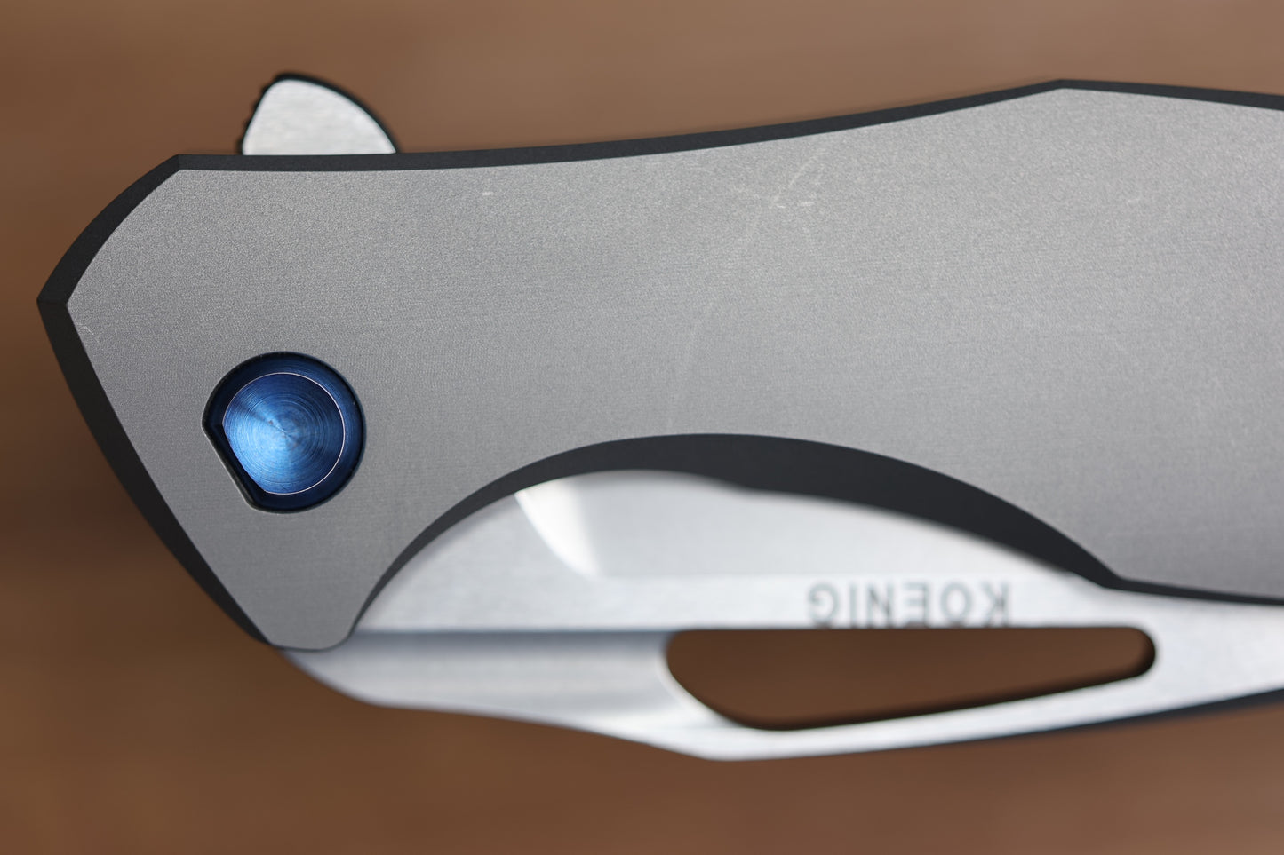 KOENIG KNIVES ARIUS – SMOOTH TITANIUM HANDLE – BLUE HARDWARE – BURNISHED W/ POLISHED FLATS M390 BLADE (PREOWNED)