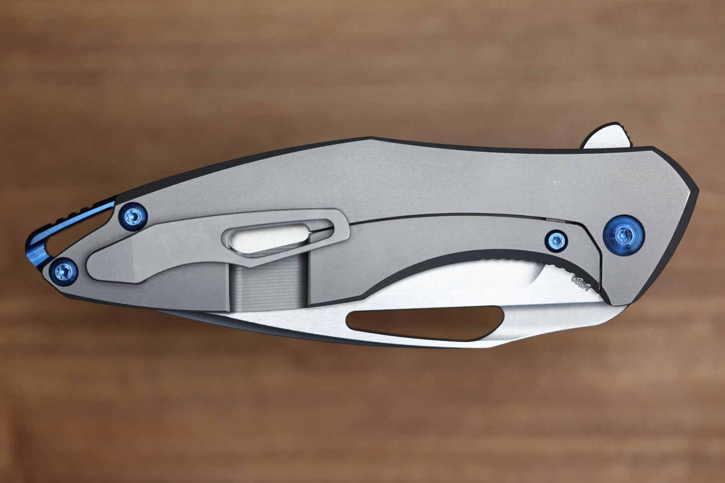 KOENIG KNIVES ARIUS – SMOOTH TITANIUM HANDLE – BLUE HARDWARE – BURNISHED W/ POLISHED FLATS M390 BLADE (PREOWNED)