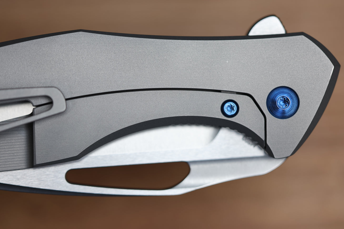 KOENIG KNIVES ARIUS – SMOOTH TITANIUM HANDLE – BLUE HARDWARE – BURNISHED W/ POLISHED FLATS M390 BLADE (PREOWNED)