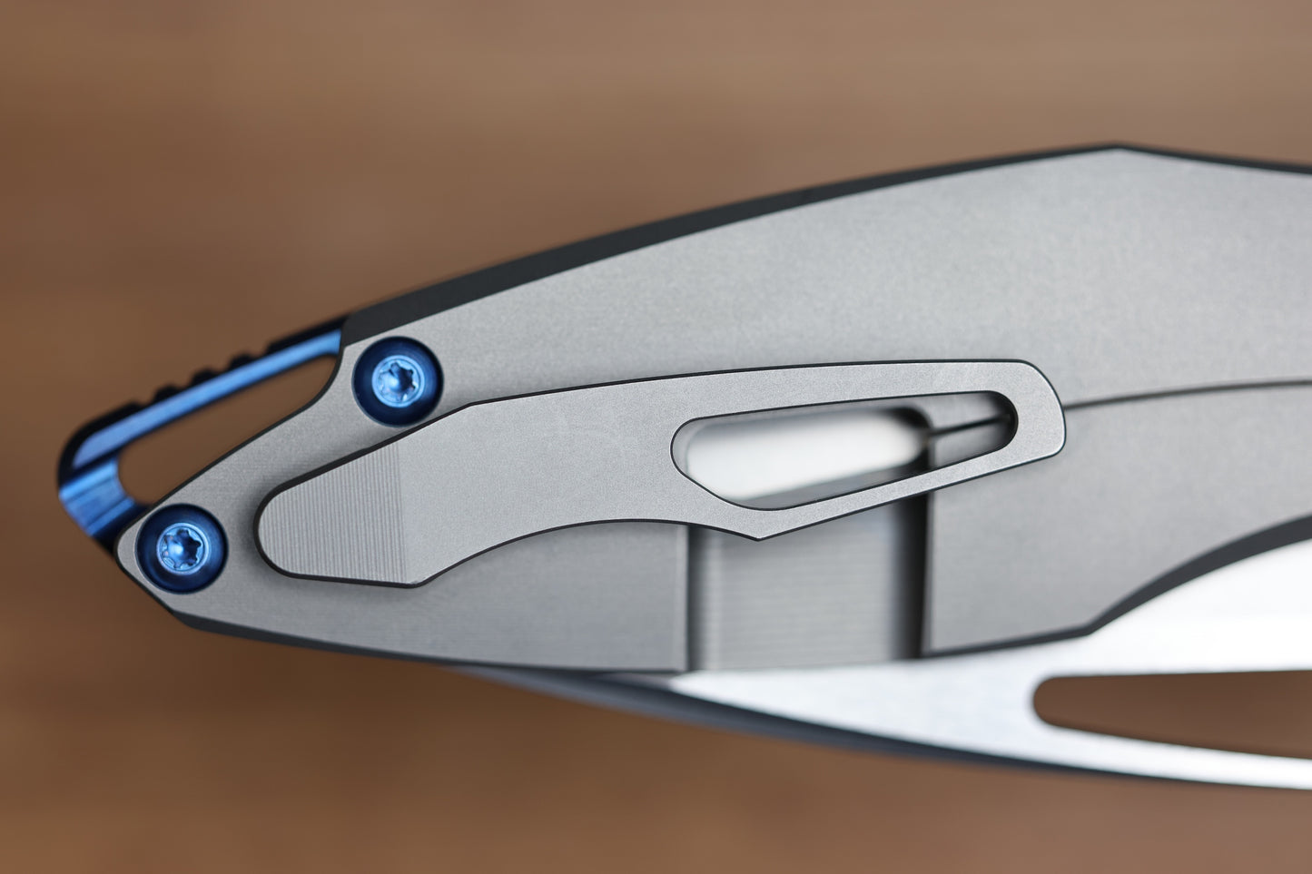 KOENIG KNIVES ARIUS – SMOOTH TITANIUM HANDLE – BLUE HARDWARE – BURNISHED W/ POLISHED FLATS M390 BLADE (PREOWNED)