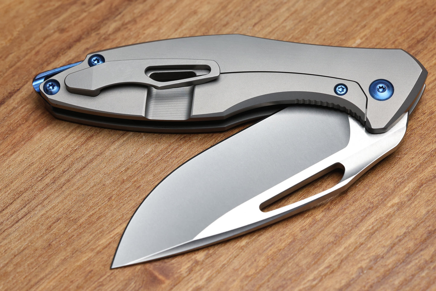 KOENIG KNIVES ARIUS – SMOOTH TITANIUM HANDLE – BLUE HARDWARE – BURNISHED W/ POLISHED FLATS M390 BLADE (PREOWNED)