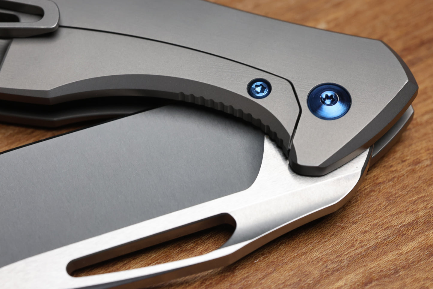 KOENIG KNIVES ARIUS – SMOOTH TITANIUM HANDLE – BLUE HARDWARE – BURNISHED W/ POLISHED FLATS M390 BLADE (PREOWNED)