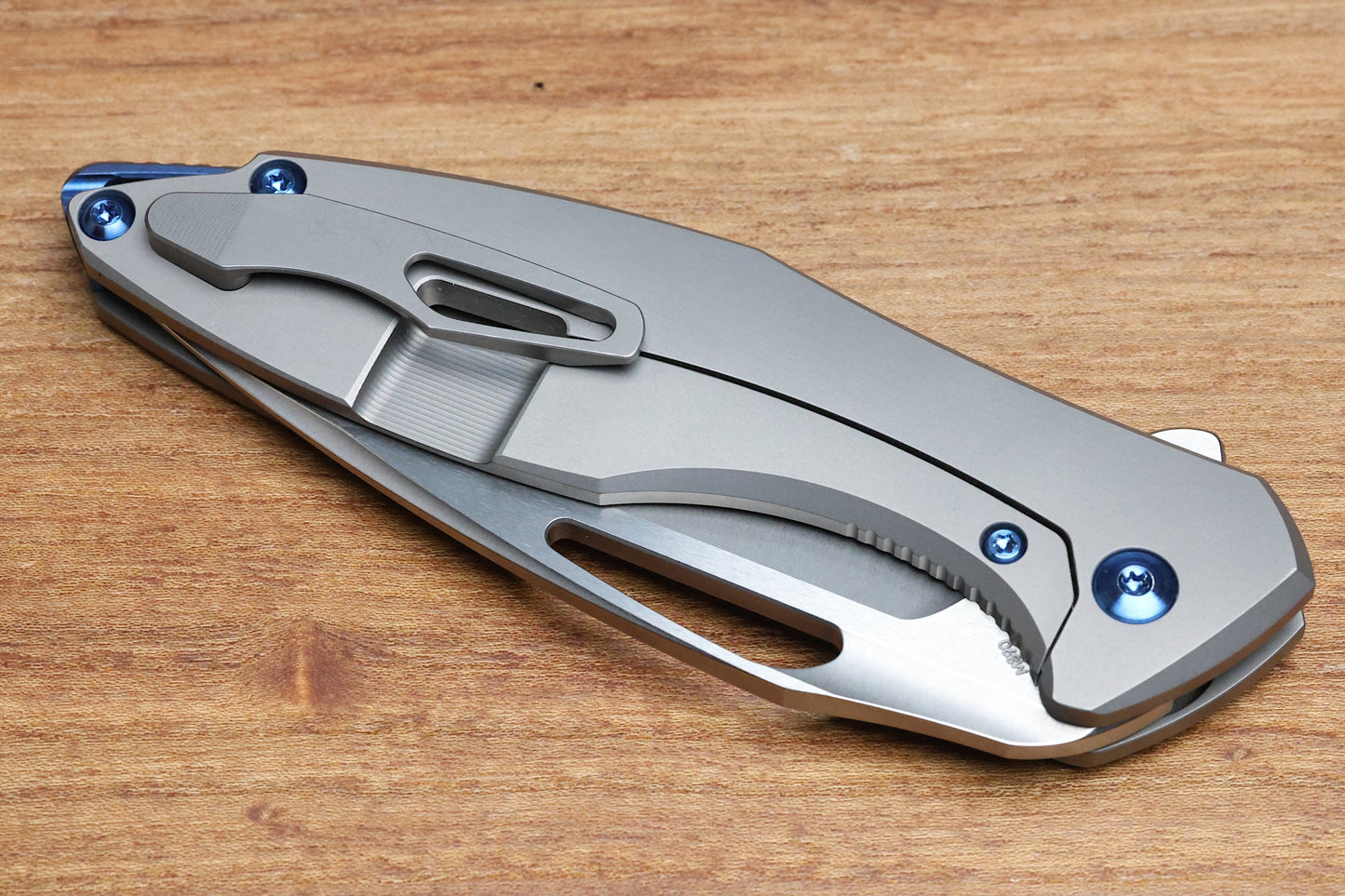KOENIG KNIVES ARIUS – SMOOTH TITANIUM HANDLE – BLUE HARDWARE – BURNISHED W/ POLISHED FLATS M390 BLADE (PREOWNED)