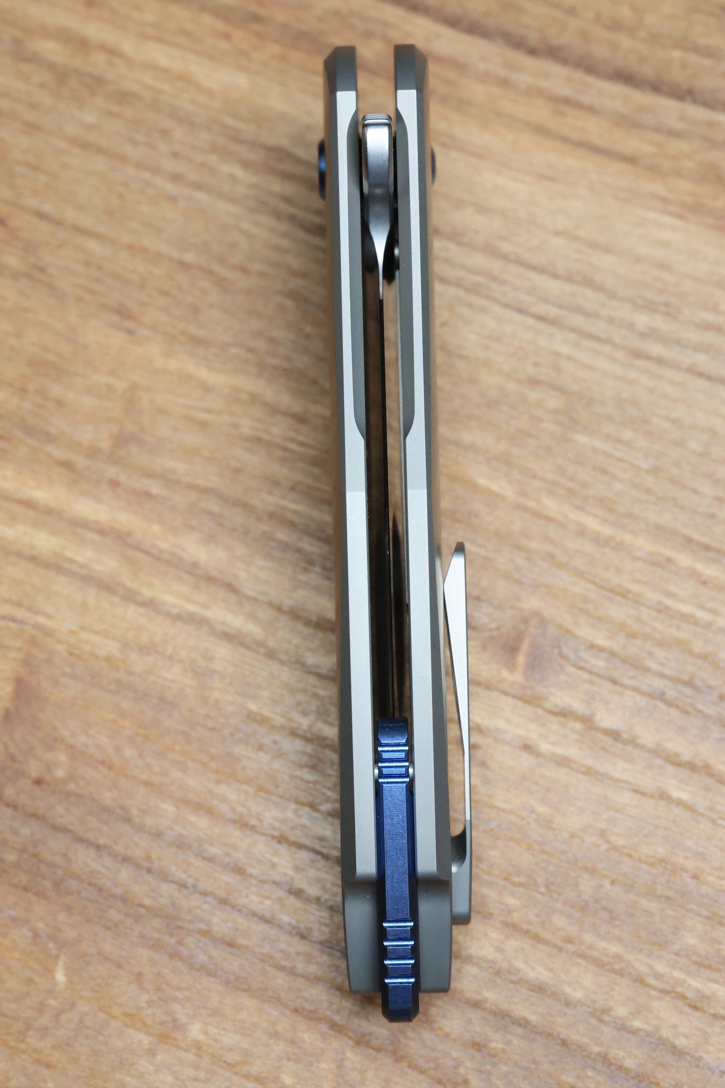 KOENIG KNIVES ARIUS – SMOOTH TITANIUM HANDLE – BLUE HARDWARE – BURNISHED W/ POLISHED FLATS M390 BLADE (PREOWNED)