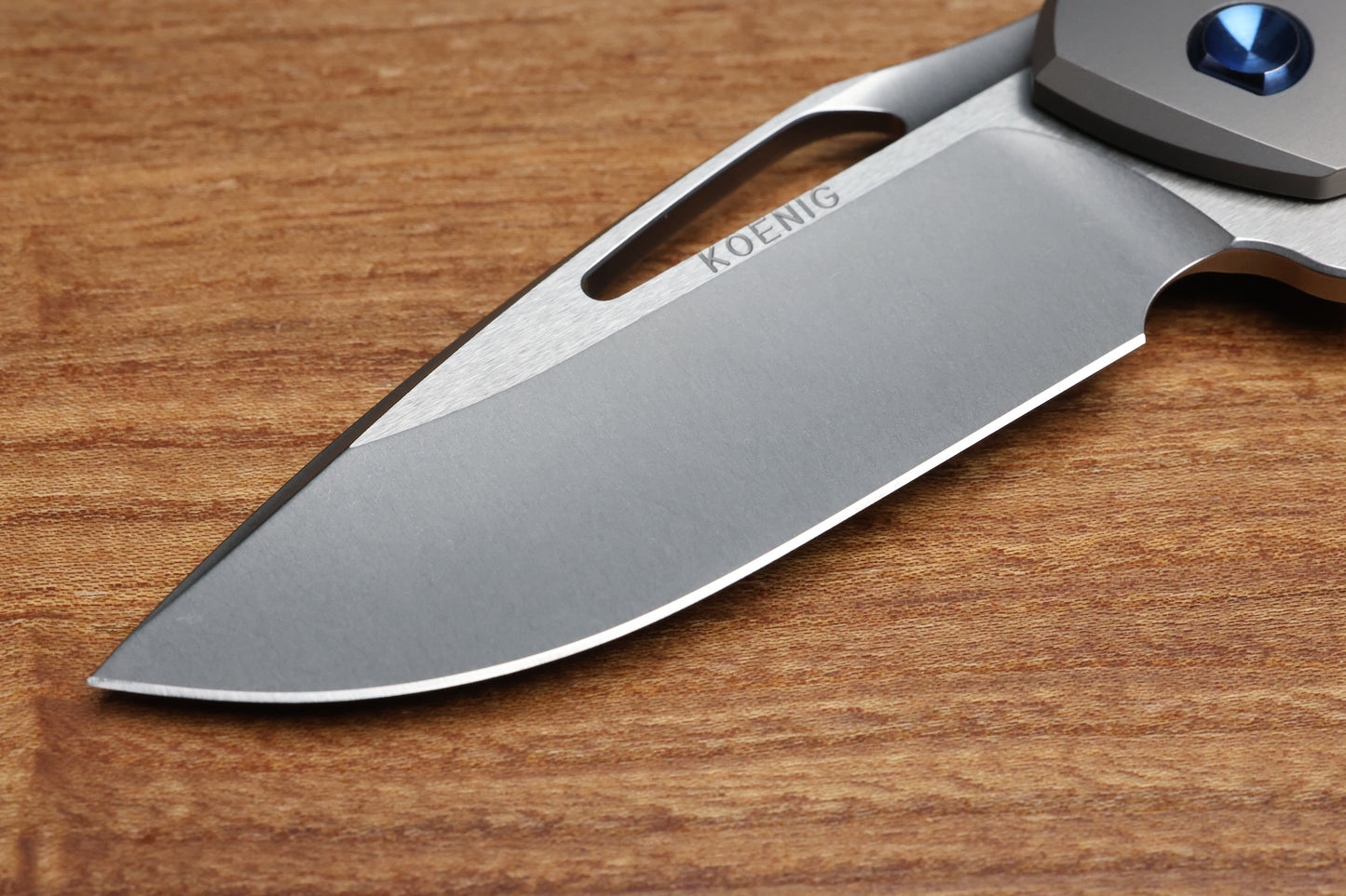 KOENIG KNIVES ARIUS – SMOOTH TITANIUM HANDLE – BLUE HARDWARE – BURNISHED W/ POLISHED FLATS M390 BLADE (PREOWNED)