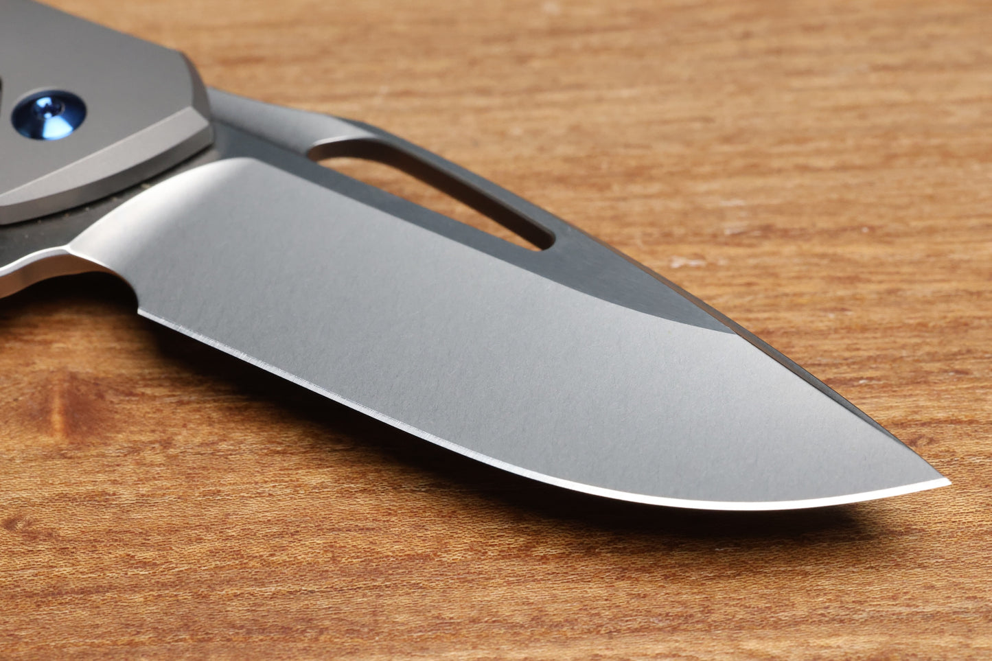 KOENIG KNIVES ARIUS – SMOOTH TITANIUM HANDLE – BLUE HARDWARE – BURNISHED W/ POLISHED FLATS M390 BLADE (PREOWNED)