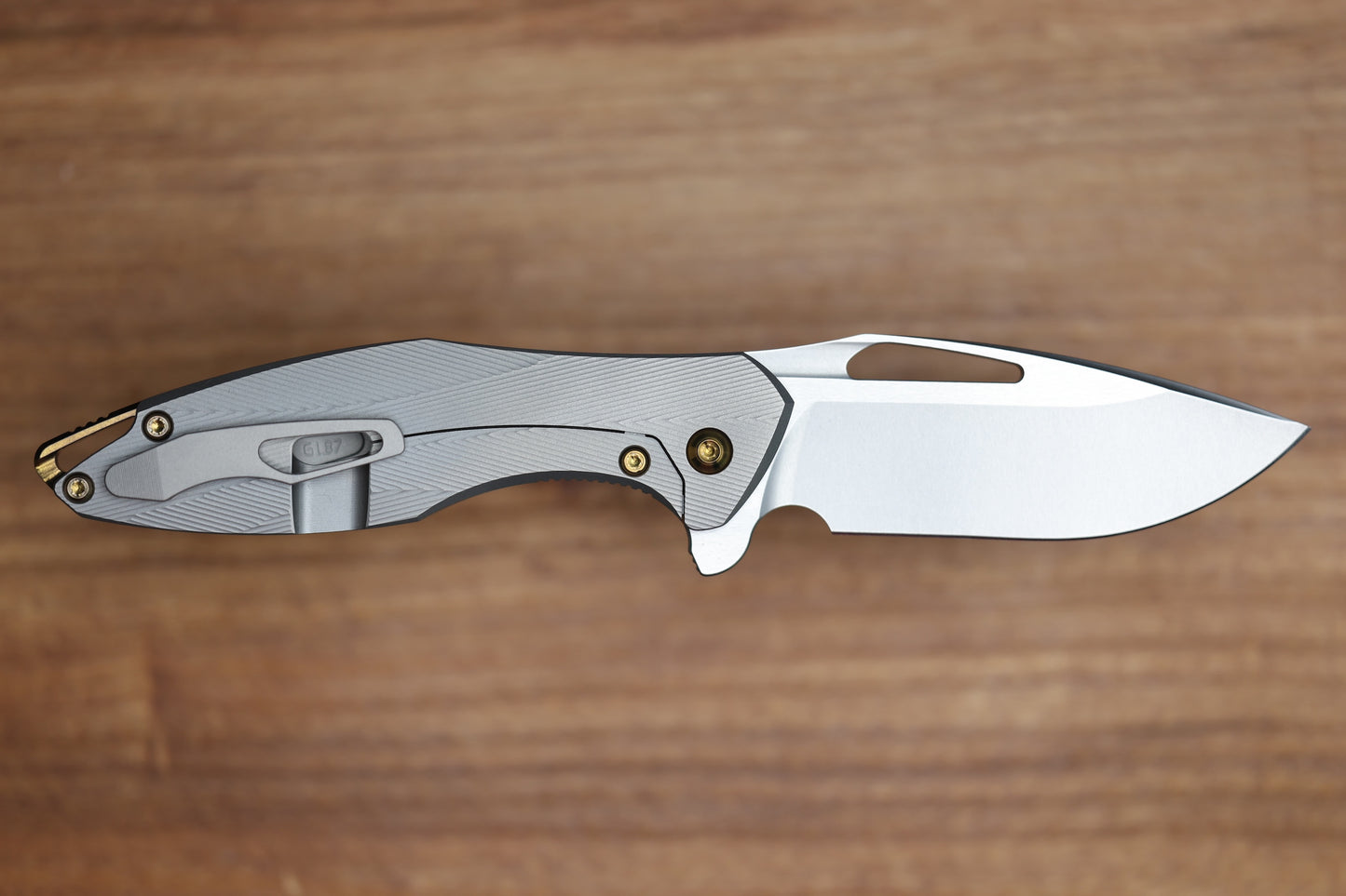 KOENIG MINI ARIUS - PATTERNED TITANIUM HANDLE GOLD HARDWARE - M390 BLADE