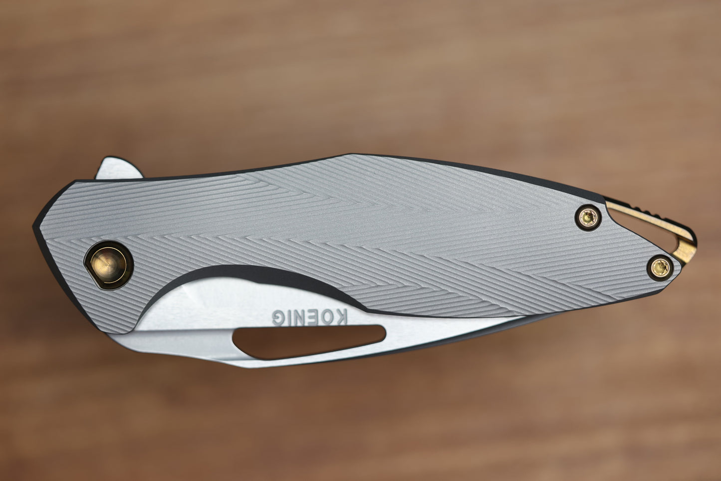 KOENIG MINI ARIUS - PATTERNED TITANIUM HANDLE GOLD HARDWARE - M390 BLADE
