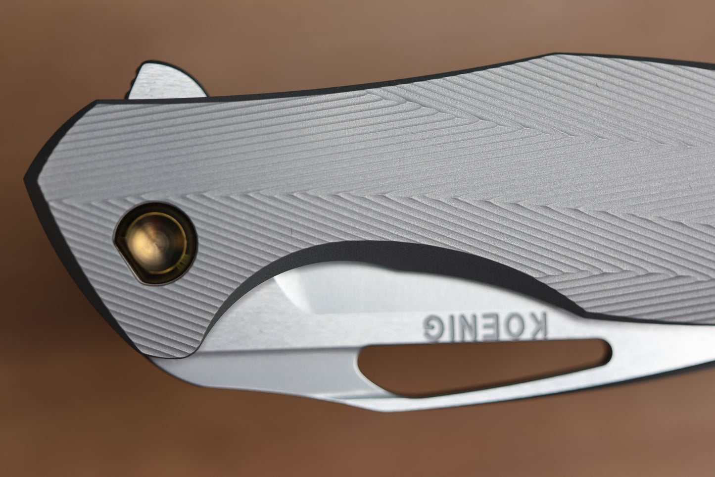 KOENIG MINI ARIUS - PATTERNED TITANIUM HANDLE GOLD HARDWARE - M390 BLADE