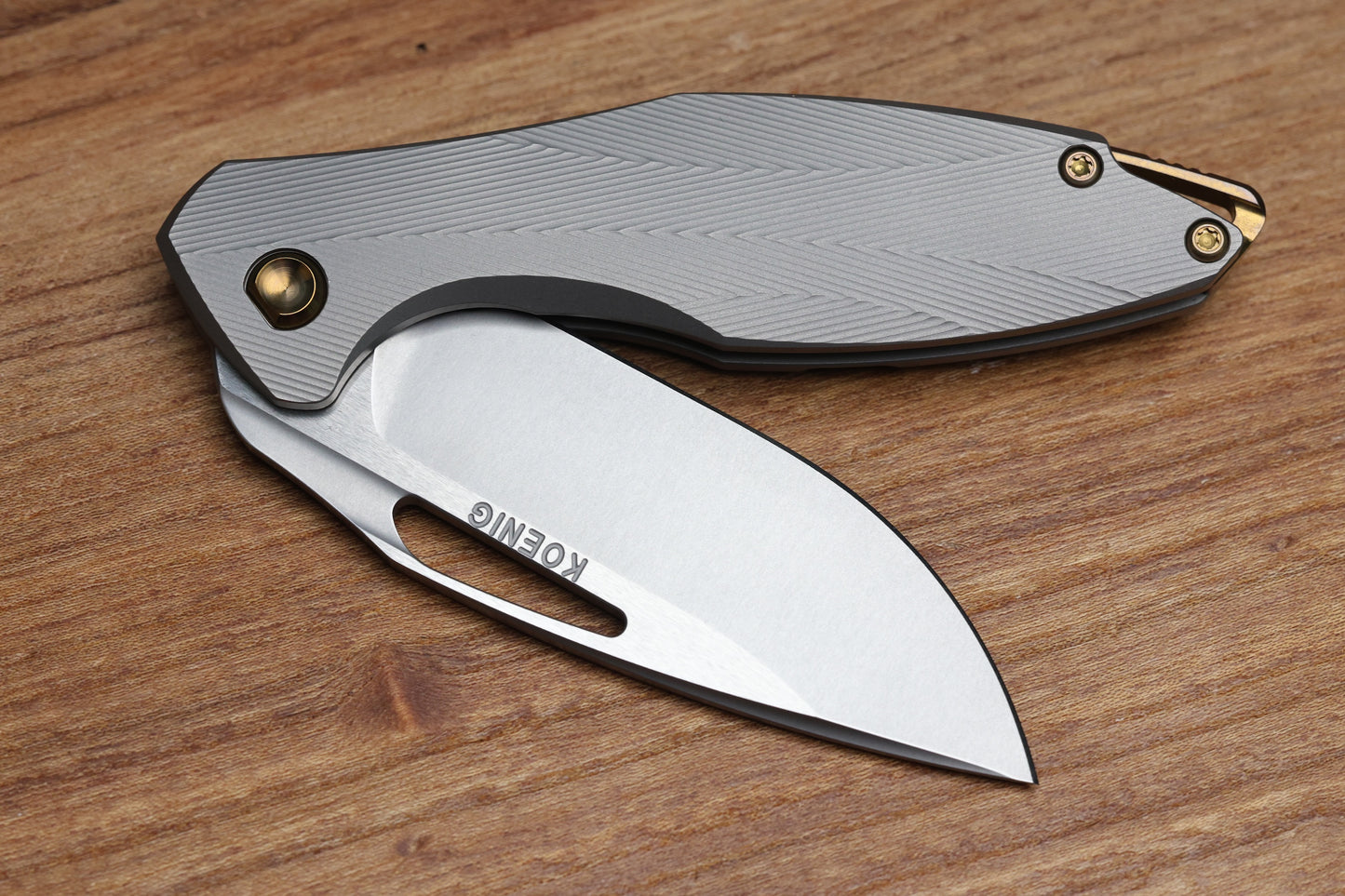 KOENIG MINI ARIUS - PATTERNED TITANIUM HANDLE GOLD HARDWARE - M390 BLADE