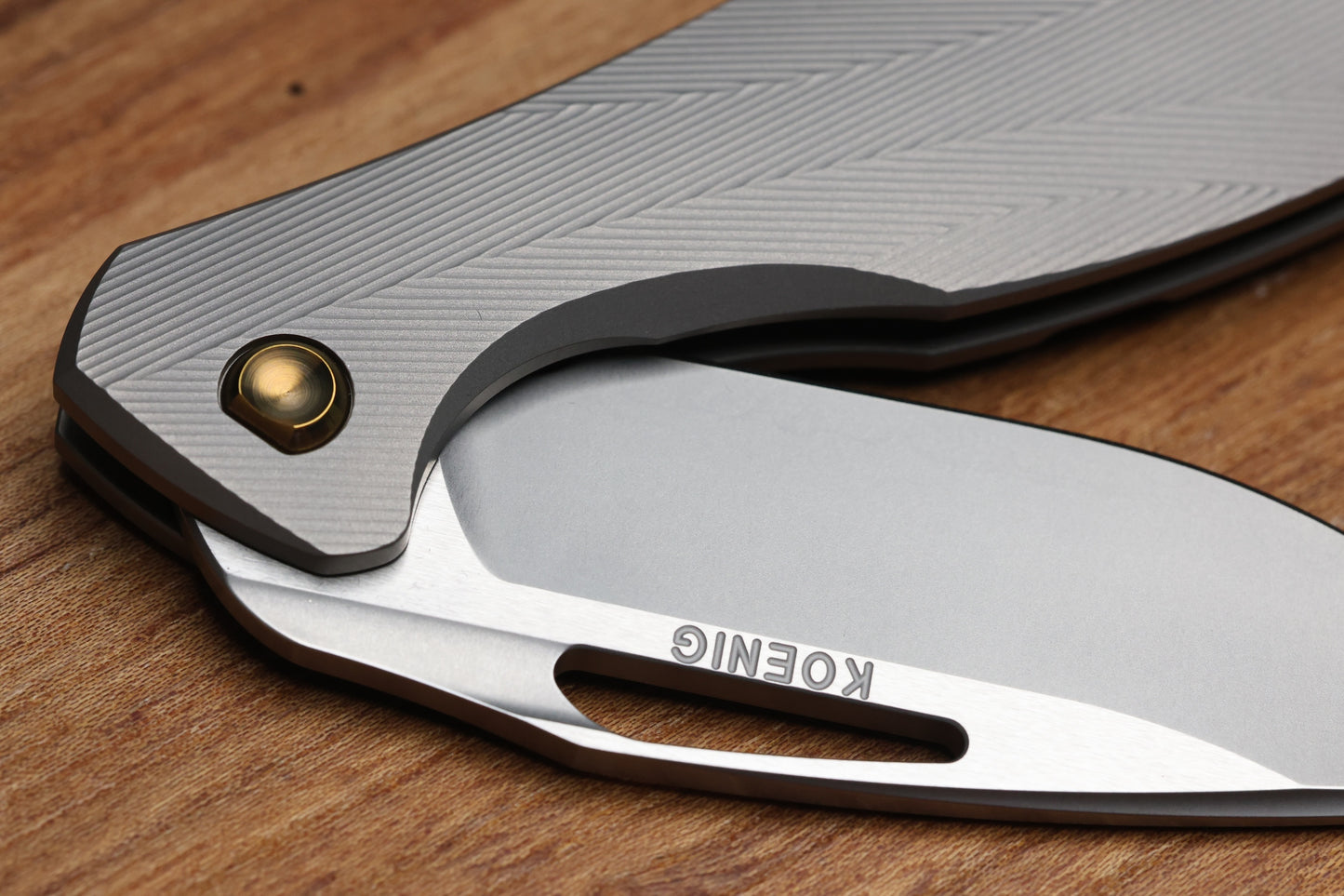 KOENIG MINI ARIUS - PATTERNED TITANIUM HANDLE GOLD HARDWARE - M390 BLADE