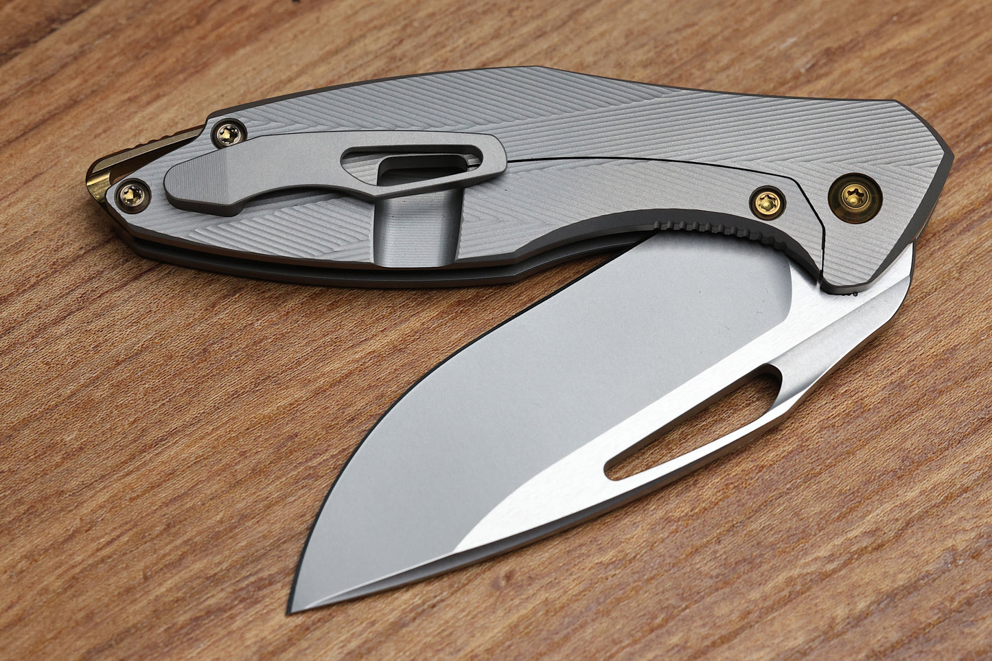 KOENIG MINI ARIUS - PATTERNED TITANIUM HANDLE GOLD HARDWARE - M390 BLADE