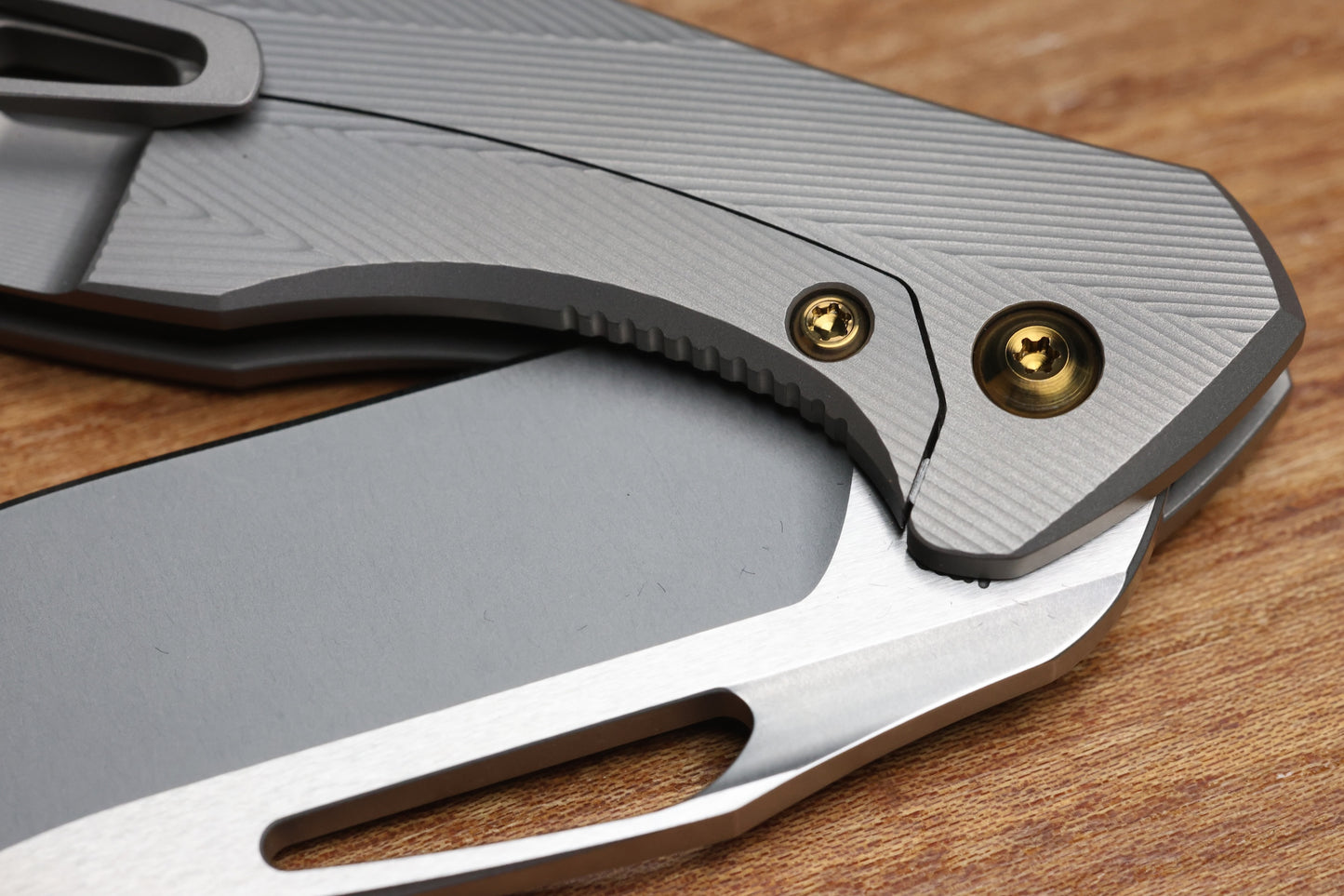 KOENIG MINI ARIUS - PATTERNED TITANIUM HANDLE GOLD HARDWARE - M390 BLADE