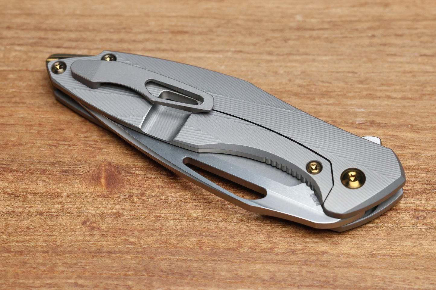 KOENIG MINI ARIUS - PATTERNED TITANIUM HANDLE GOLD HARDWARE - M390 BLADE