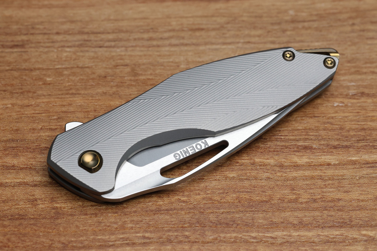 KOENIG MINI ARIUS - PATTERNED TITANIUM HANDLE GOLD HARDWARE - M390 BLADE