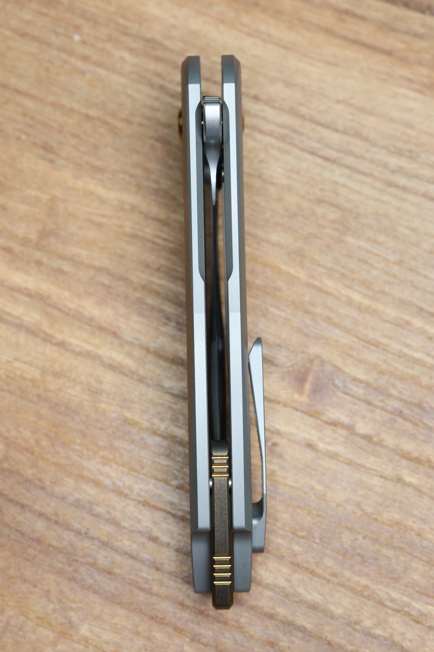 KOENIG MINI ARIUS - PATTERNED TITANIUM HANDLE GOLD HARDWARE - M390 BLADE