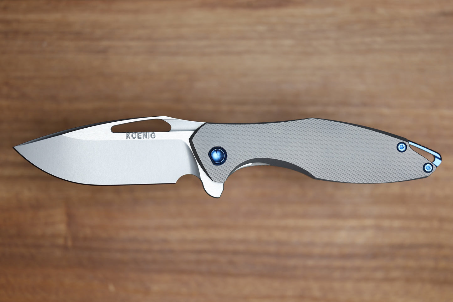 KOENIG MINI ARIUS - CORDA PATTERN TITANIUM HANDLE BLUE HARDWARE- M390 BLADE
