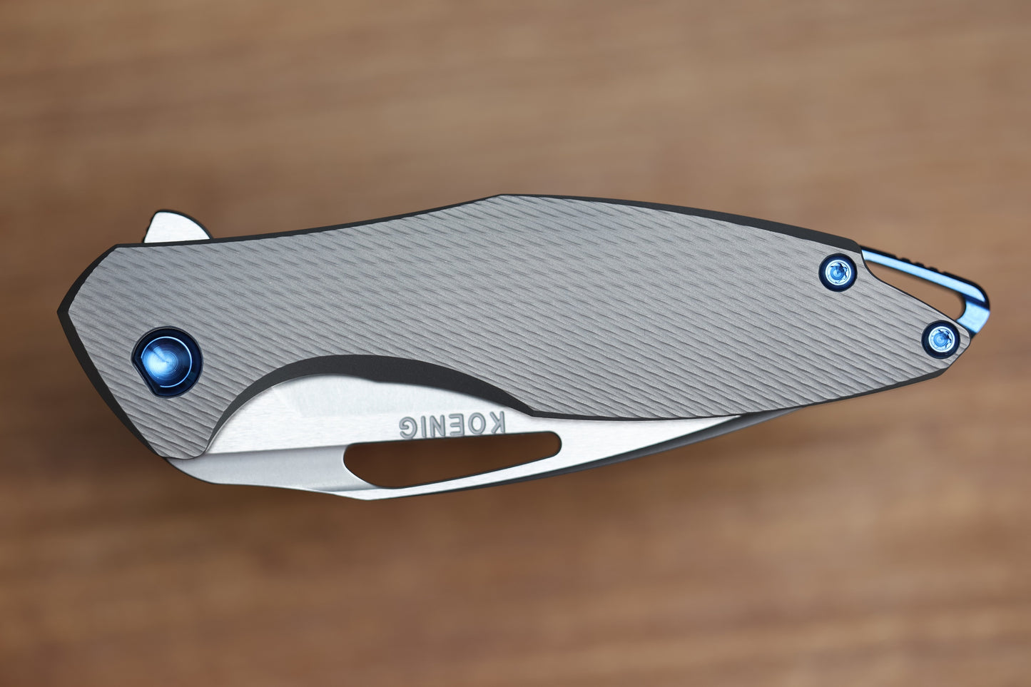 KOENIG MINI ARIUS - CORDA PATTERN TITANIUM HANDLE BLUE HARDWARE- M390 BLADE