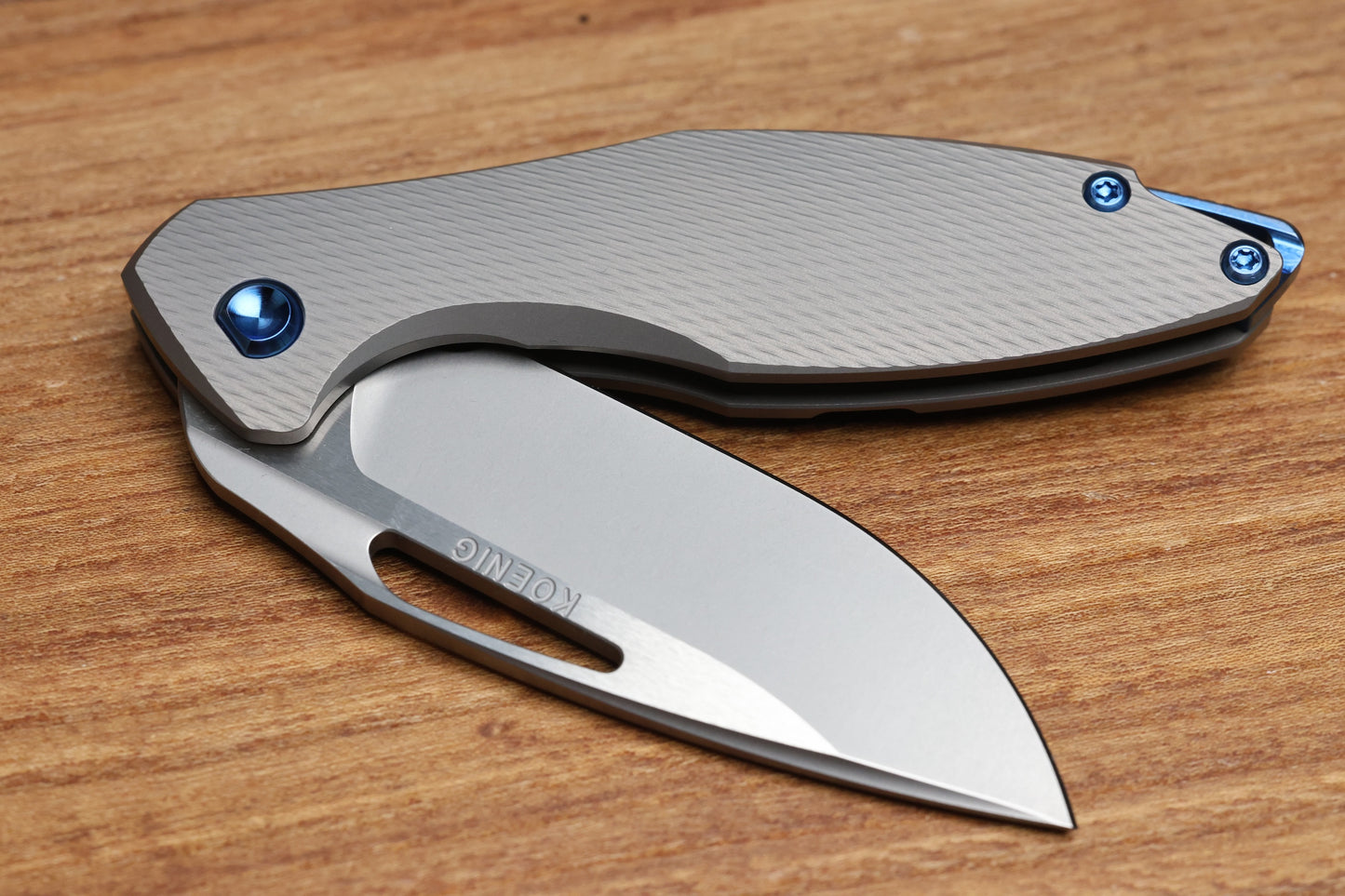 KOENIG MINI ARIUS - CORDA PATTERN TITANIUM HANDLE BLUE HARDWARE- M390 BLADE
