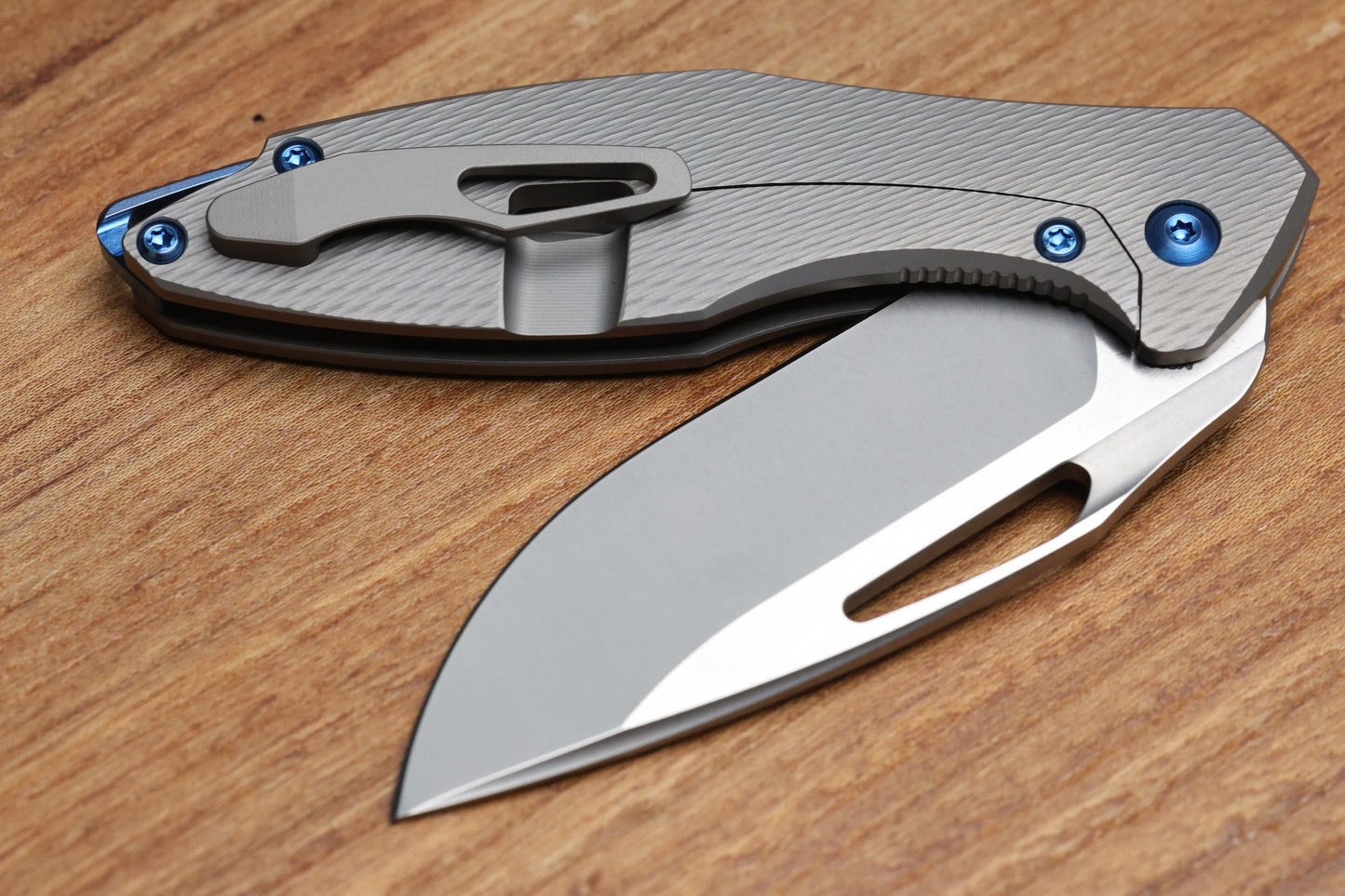KOENIG MINI ARIUS - CORDA PATTERN TITANIUM HANDLE BLUE HARDWARE- M390 BLADE