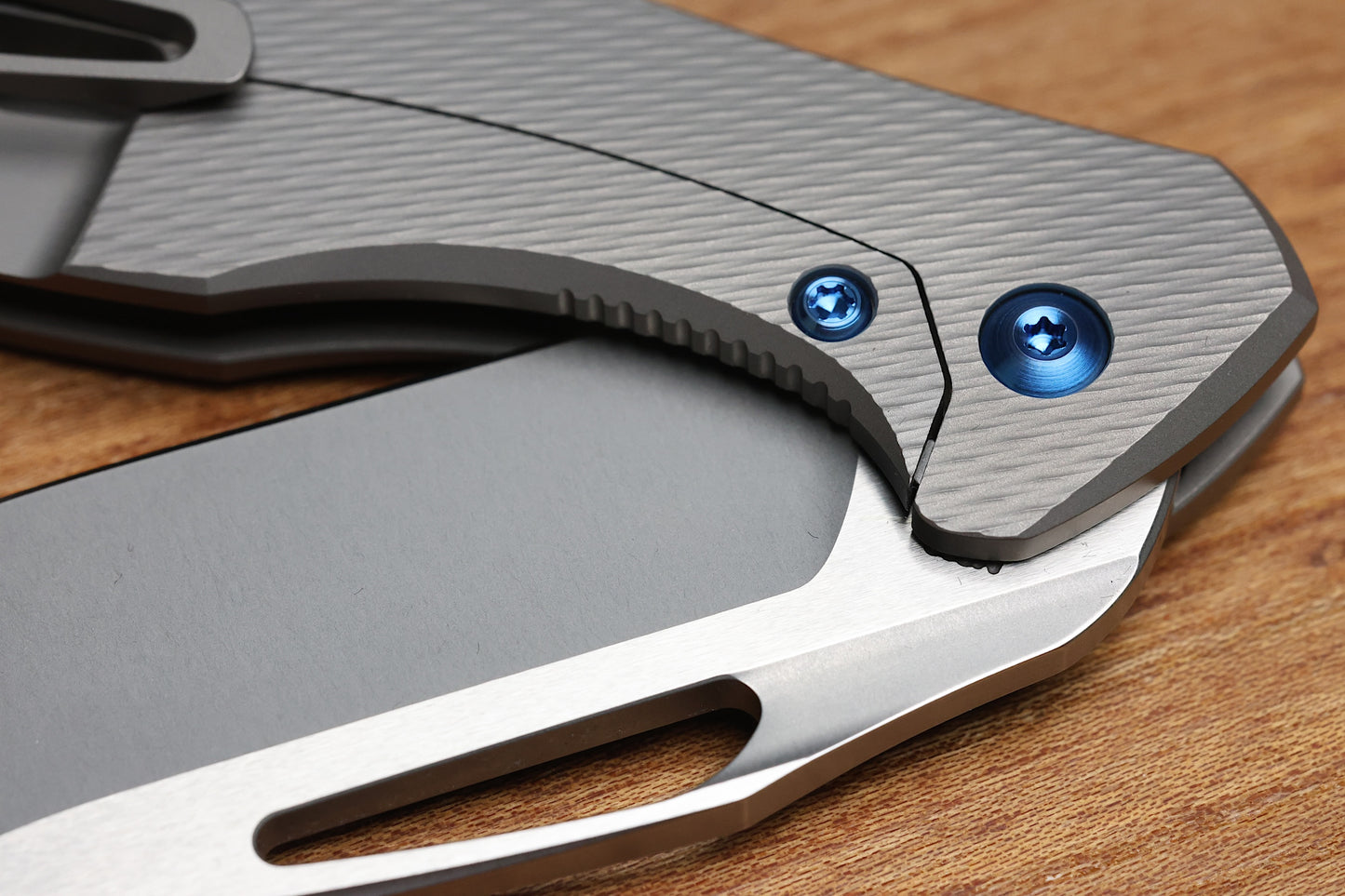 KOENIG MINI ARIUS - CORDA PATTERN TITANIUM HANDLE BLUE HARDWARE- M390 BLADE