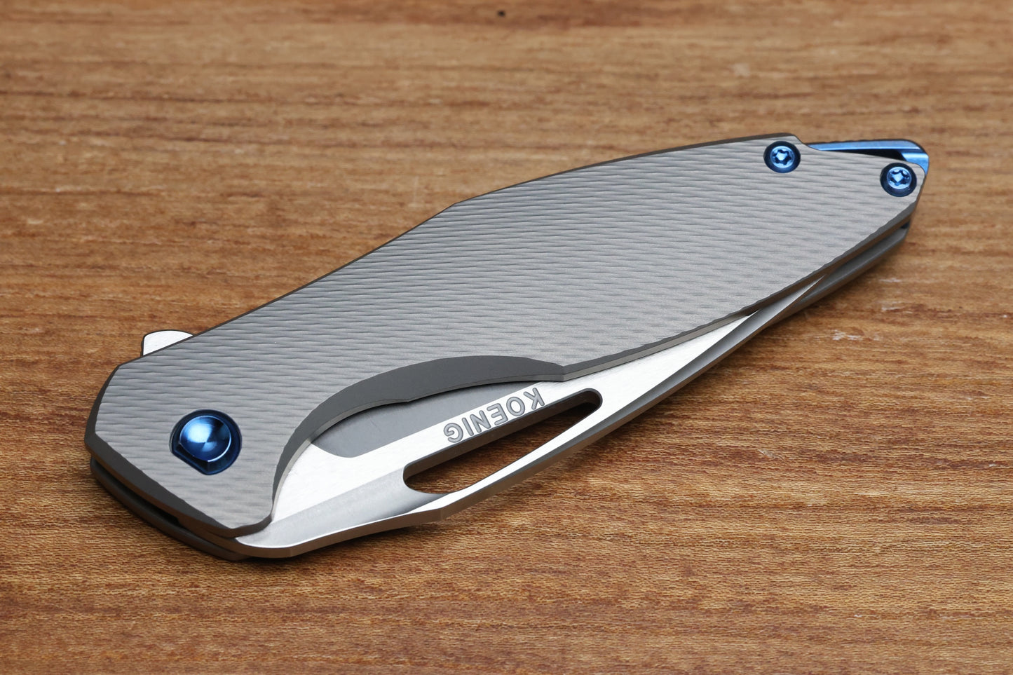 KOENIG MINI ARIUS - CORDA PATTERN TITANIUM HANDLE BLUE HARDWARE- M390 BLADE