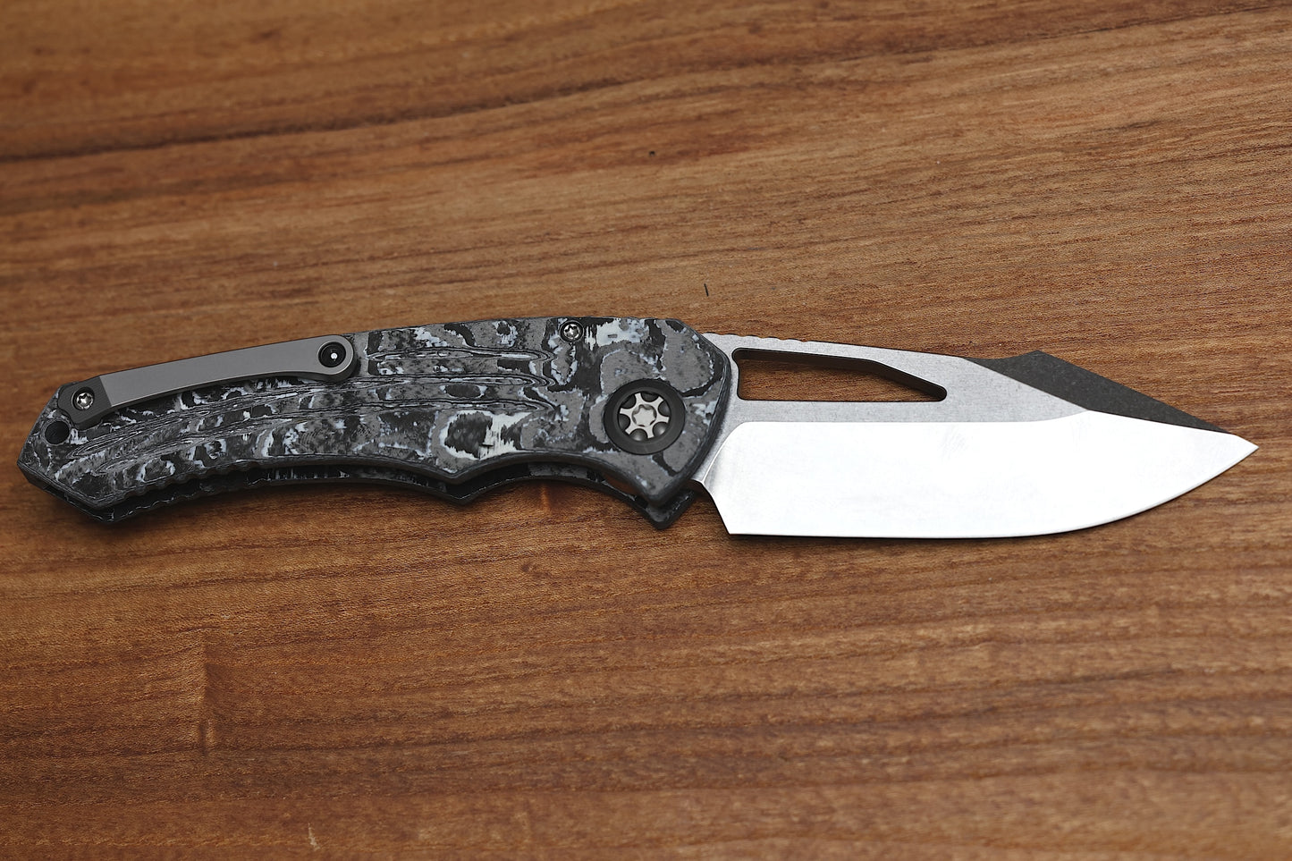 HERETIC KNIVES PARIAH MANUAL BUTTON LOCK FOLDING KNIFE WHITE CAMO CARBON 4" MAGNACUT STONEWASH H046-2A-WT/CC