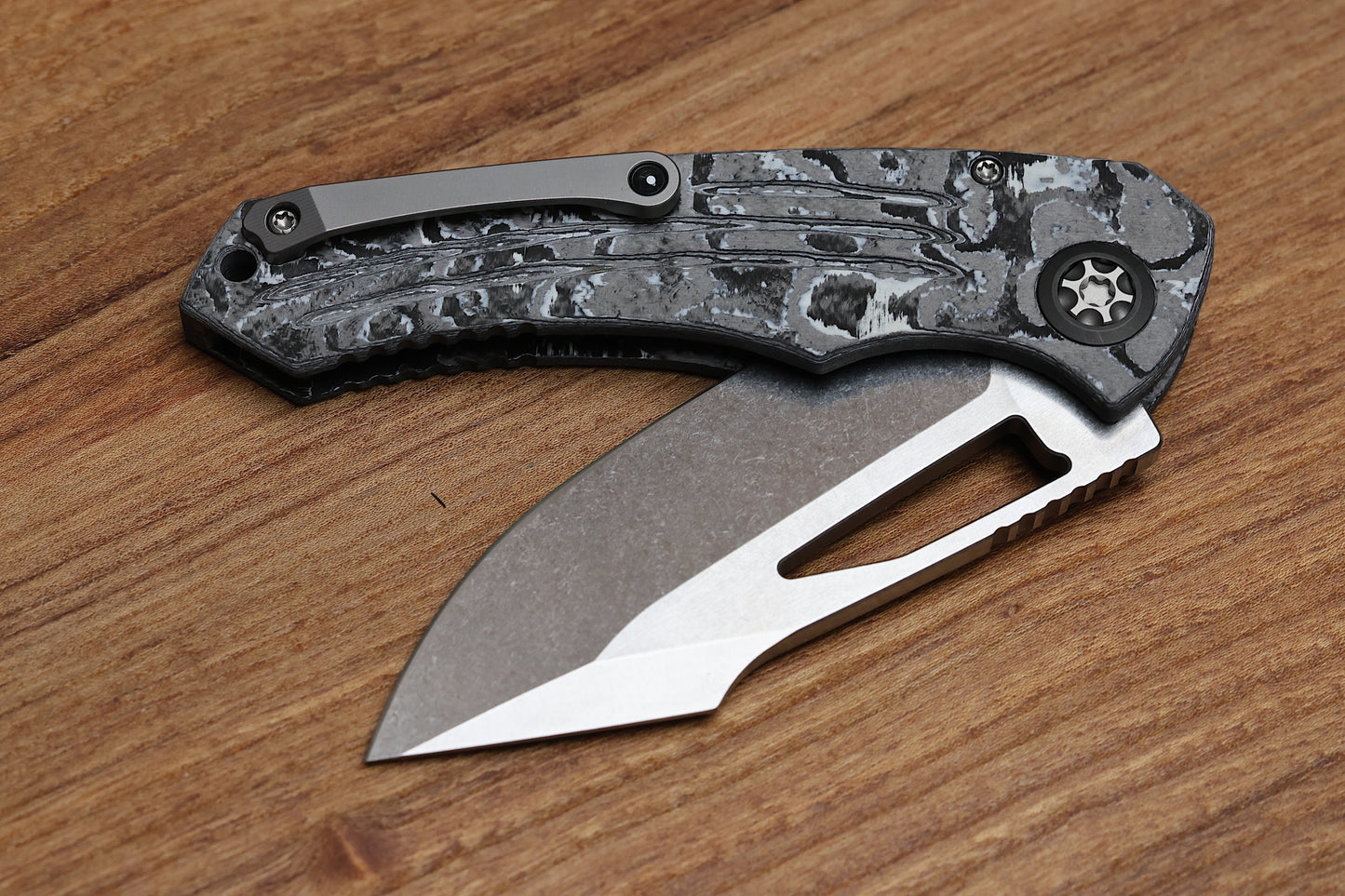 HERETIC KNIVES PARIAH MANUAL BUTTON LOCK FOLDING KNIFE WHITE CAMO CARBON 4" MAGNACUT STONEWASH H046-2A-WT/CC