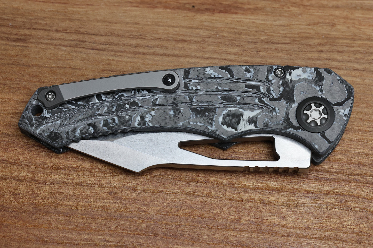 HERETIC KNIVES PARIAH MANUAL BUTTON LOCK FOLDING KNIFE WHITE CAMO CARBON 4" MAGNACUT STONEWASH H046-2A-WT/CC