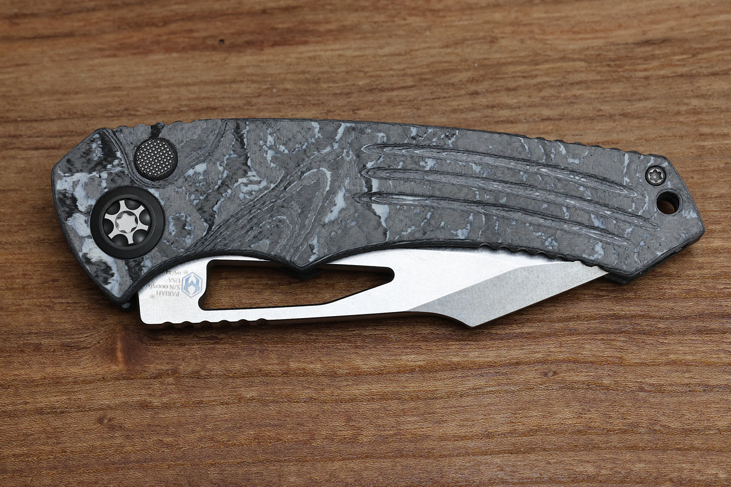 HERETIC KNIVES PARIAH MANUAL BUTTON LOCK FOLDING KNIFE WHITE CAMO CARBON 4" MAGNACUT STONEWASH H046-2A-WT/CC