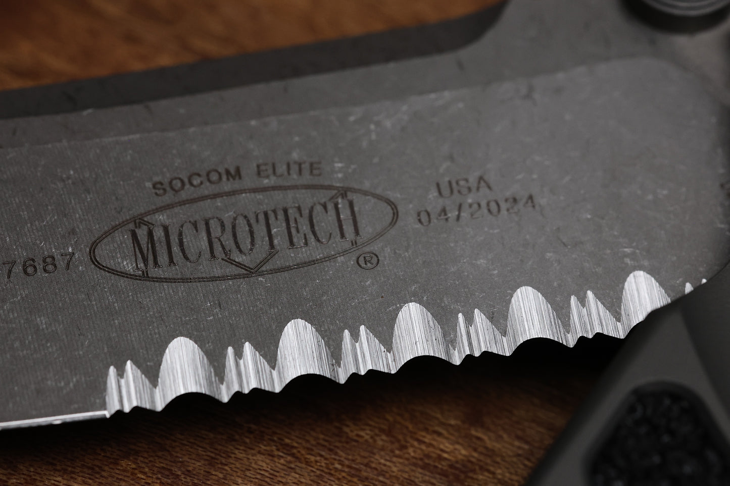 MICROTECH SOCOM ELITE MANUAL SINGLE EDGE PARTIAL SERRATED APOCALYPTIC NATURAL CLEAR 160-11 APNC