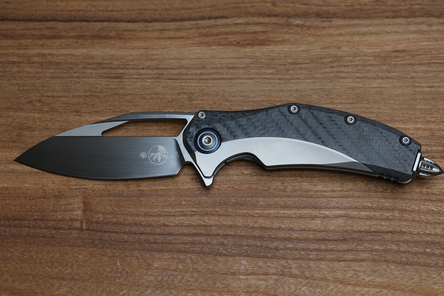 MICROTECH MATRIX TITANIUM W/ CARBON FIBER SCALES & BLUE TI PIVOT COLLARS W/ HAND SATIN M390 165C-4 CFTI