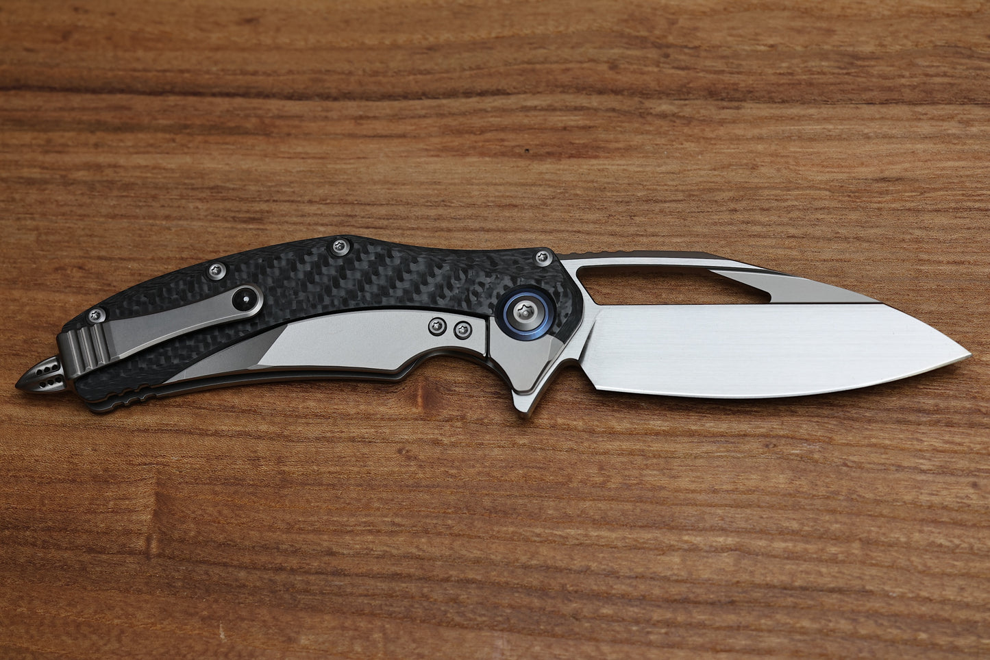 MICROTECH MATRIX TITANIUM W/ CARBON FIBER SCALES & BLUE TI PIVOT COLLARS W/ HAND SATIN M390 165C-4 CFTI