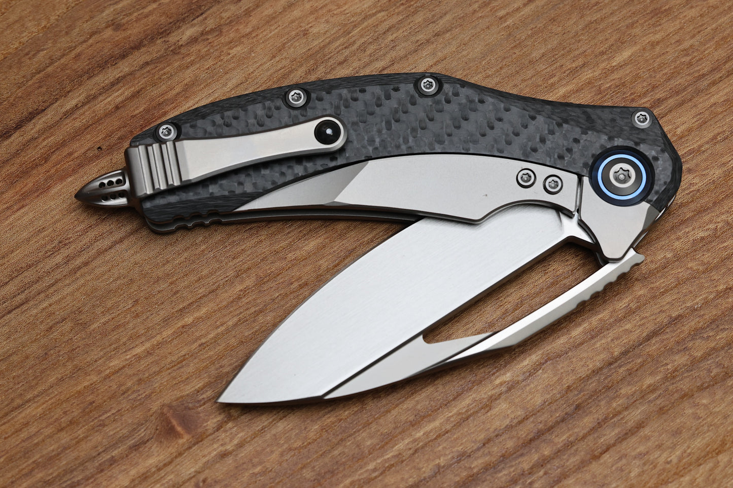 MICROTECH MATRIX TITANIUM W/ CARBON FIBER SCALES & BLUE TI PIVOT COLLARS W/ HAND SATIN M390 165C-4 CFTI