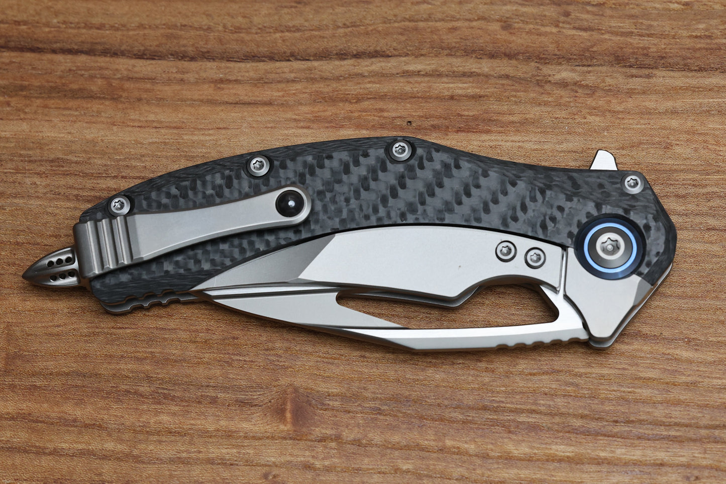 MICROTECH MATRIX TITANIUM W/ CARBON FIBER SCALES & BLUE TI PIVOT COLLARS W/ HAND SATIN M390 165C-4 CFTI