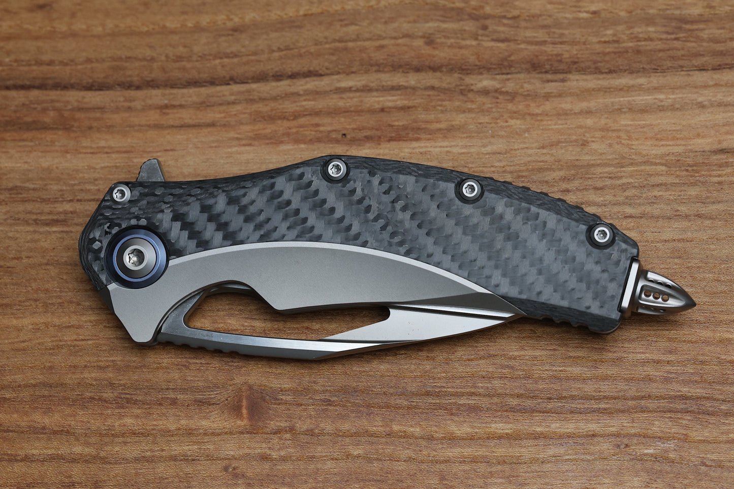 MICROTECH MATRIX TITANIUM W/ CARBON FIBER SCALES & BLUE TI PIVOT COLLARS W/ HAND SATIN M390 165C-4 CFTI