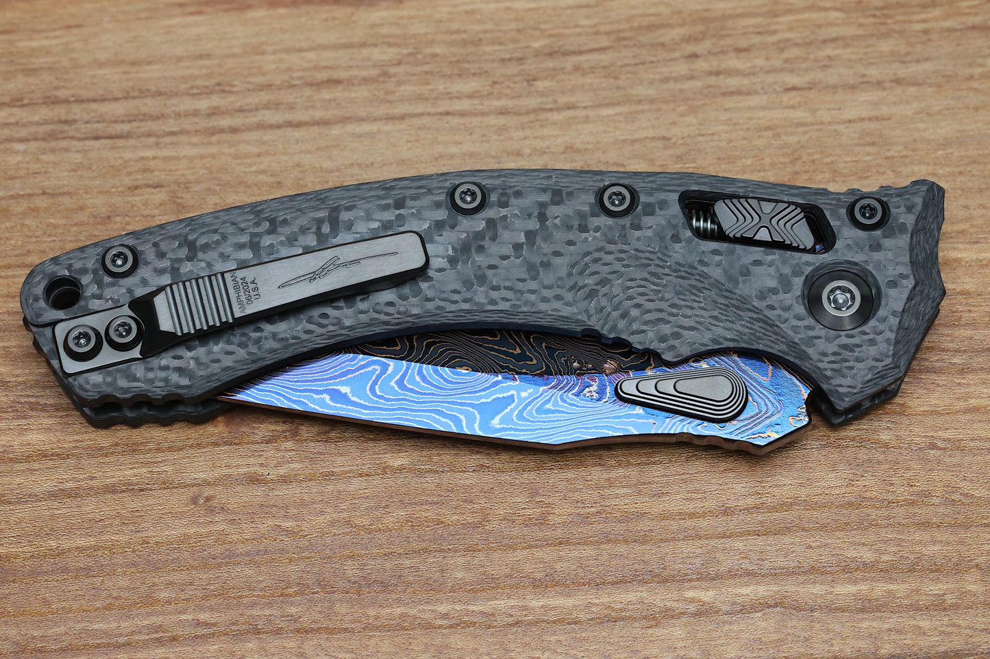 MICROTECH KNIVES AMPHIBIAN RAM-LOK BAKER FORGE BLUED CHEVRON ELITE COPPER MAI & CARBON FIBER HANDLES W/ DLC TWO TONE HARDWARE SIGNATURE SERIES 137RL-16MS3