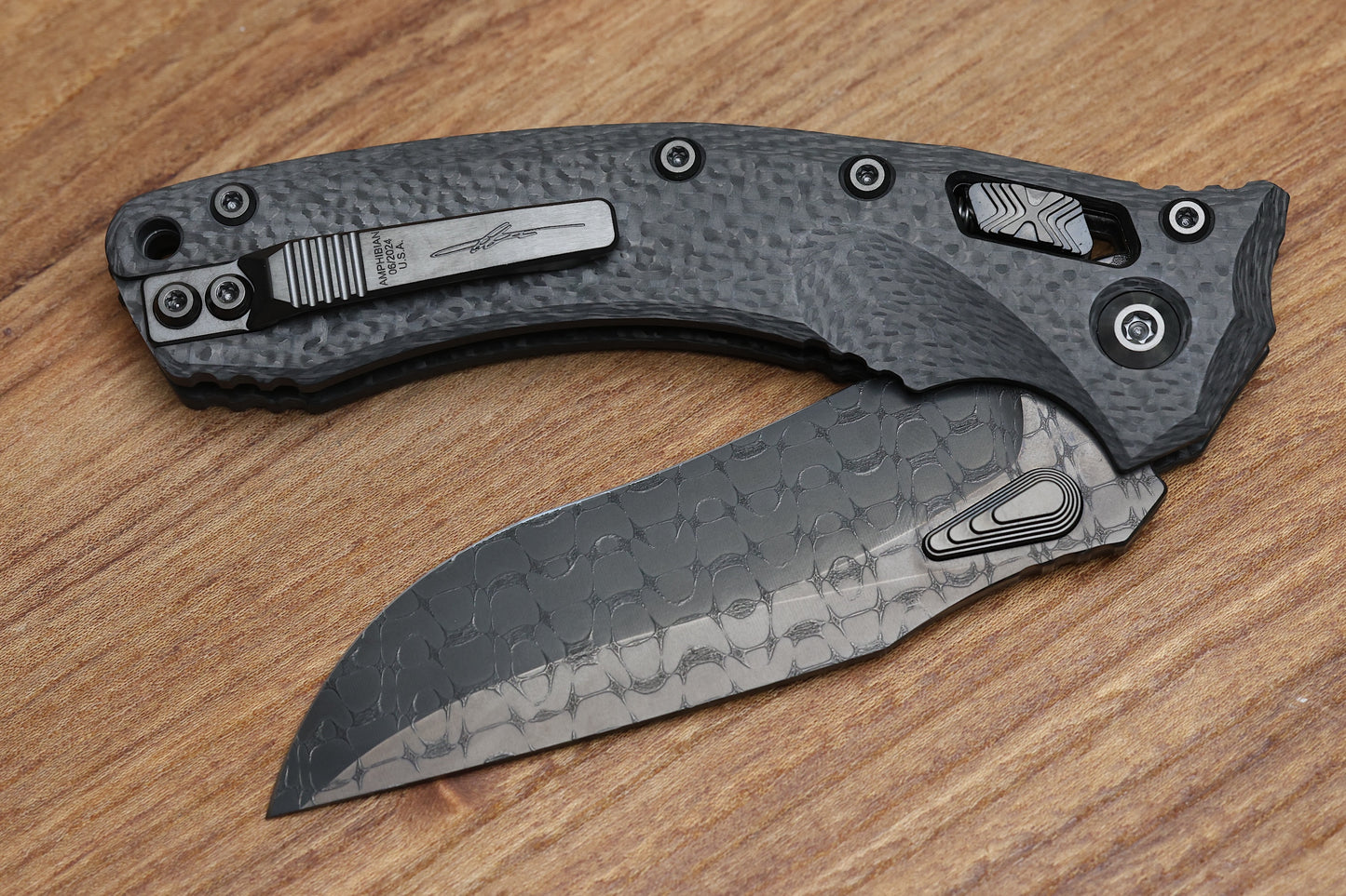 MICROTECH KNIVES AMPHIBIAN RAM-LOK VEGAS FORGE DLC RAZOR WIRE DAMASCUS & CARBON FIBER HANDLES W/ DLC TWO TONE HARDWARE SIGNATURE SERIES 137RL-16MS4