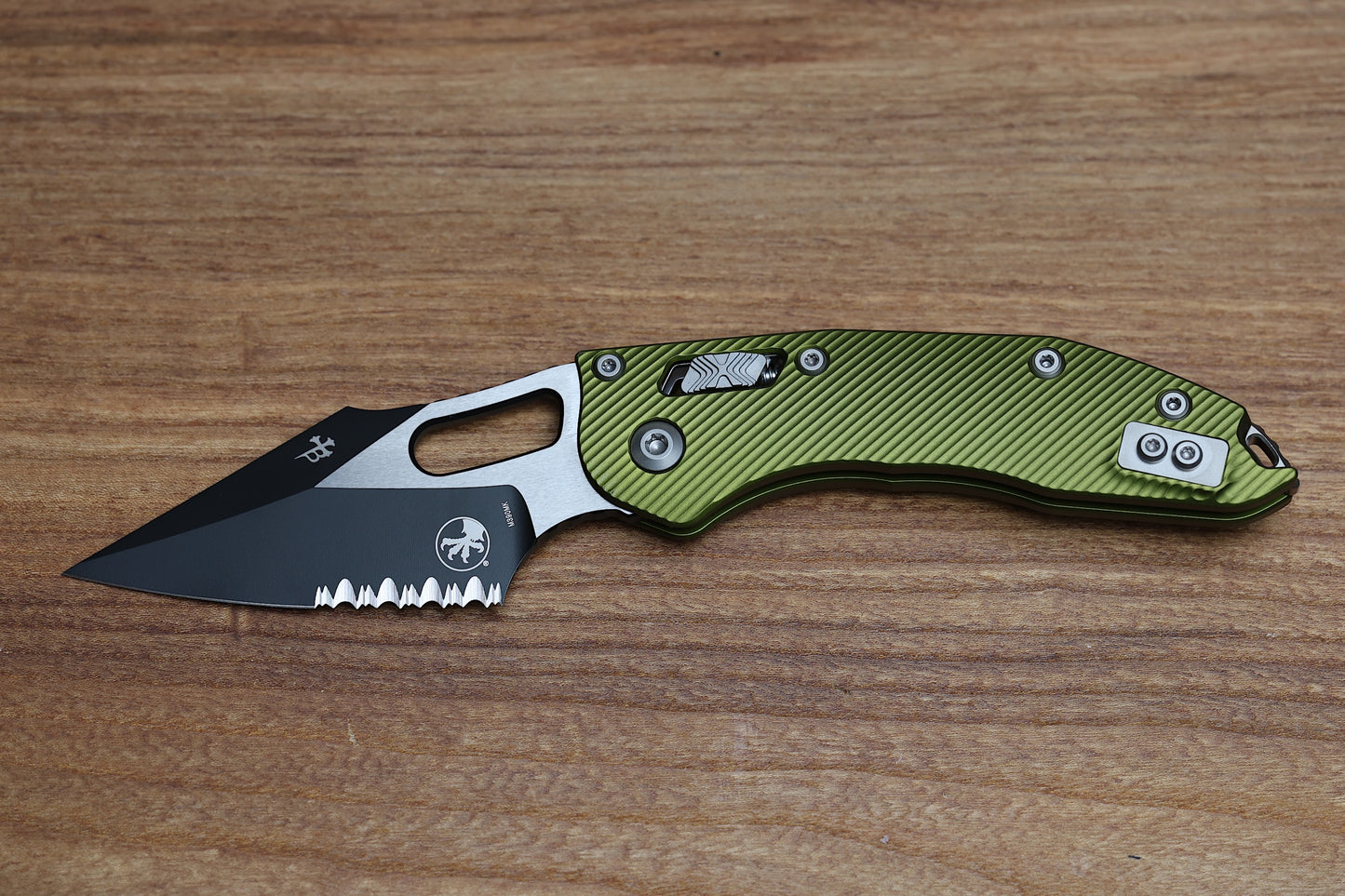 MICROTECH KNIVES MANUAL STITCH RAM LOK FLUTED OD GREEN ALUMINUM & TWO TONE BLACK PARTIAL SERRATED M390MK 169RL-2 FLOD