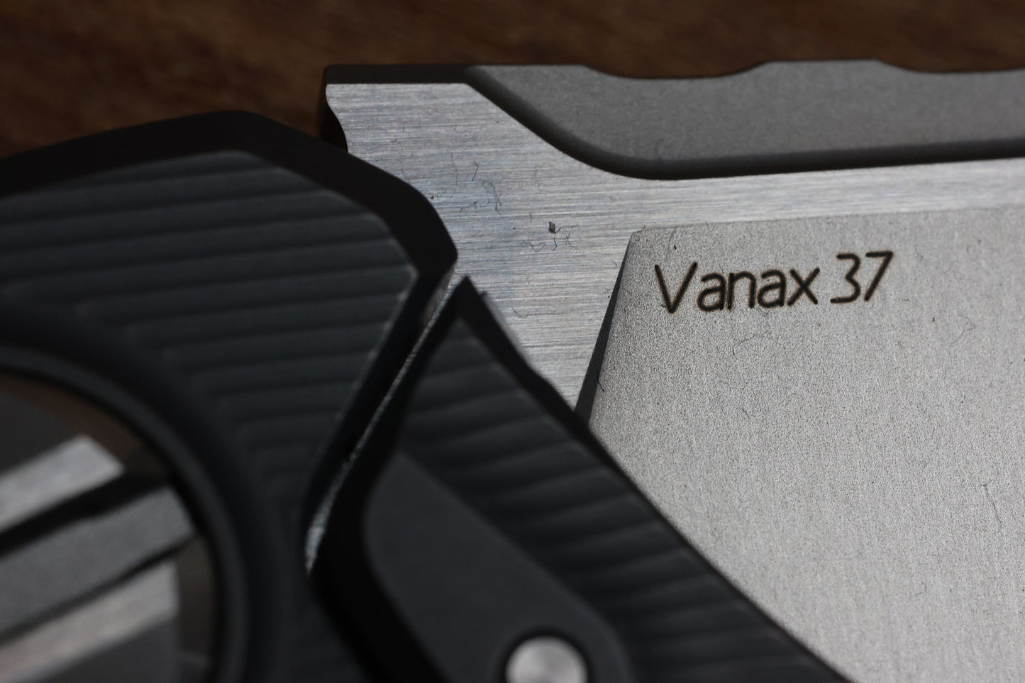 SHIROGOROV CUSTOM DIVISION F95NL – ELECTROWEAVE CARBOTI/TITANIUM HANDLE – VANAX 37 BLADE – SRRBS