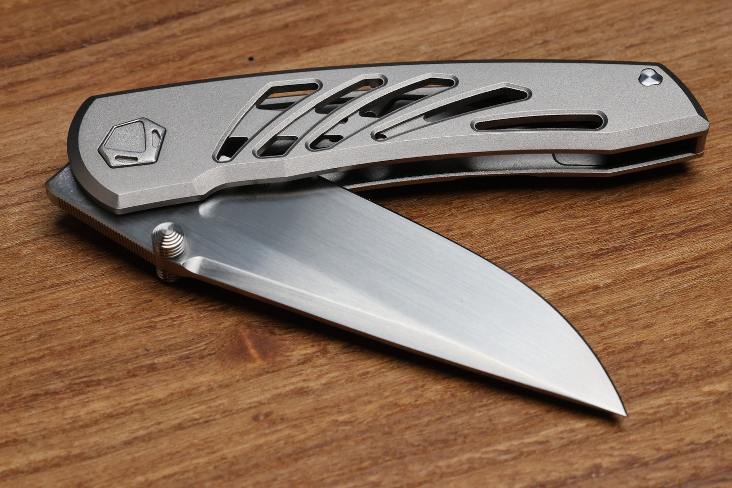 SHARKNIVCO GILLS WAKA V4.9 TITANIUM ZIRBLAST HANDLE FRAME LOCK RWL34 HAND SATIN BLADE