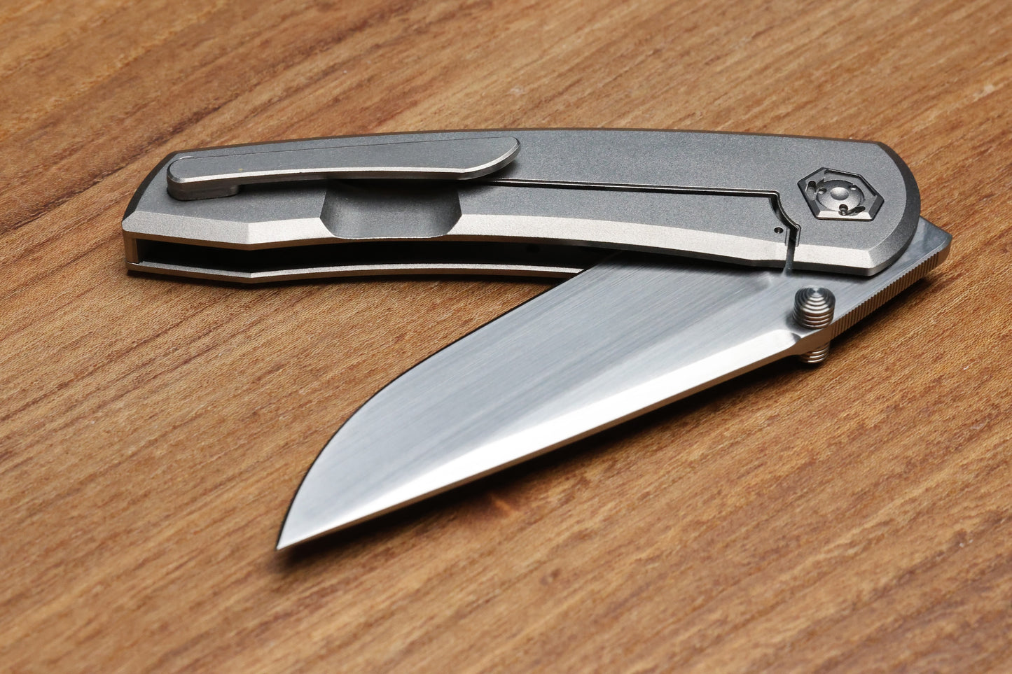 SHARKNIVCO GILLS WAKA V4.9 TITANIUM ZIRBLAST HANDLE FRAME LOCK RWL34 HAND SATIN BLADE