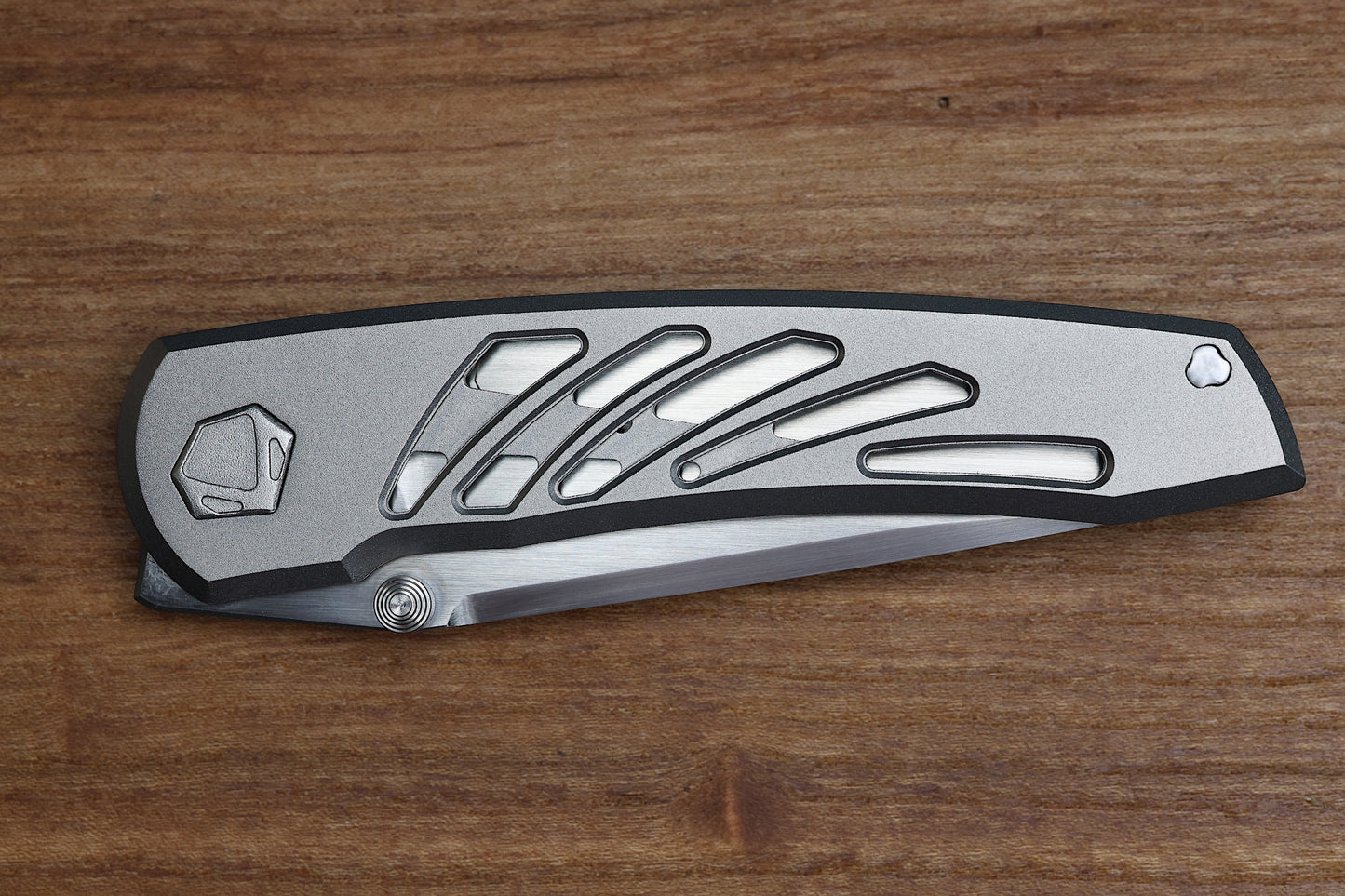 SHARKNIVCO GILLS WAKA V4.9 TITANIUM ZIRBLAST HANDLE FRAME LOCK RWL34 HAND SATIN BLADE