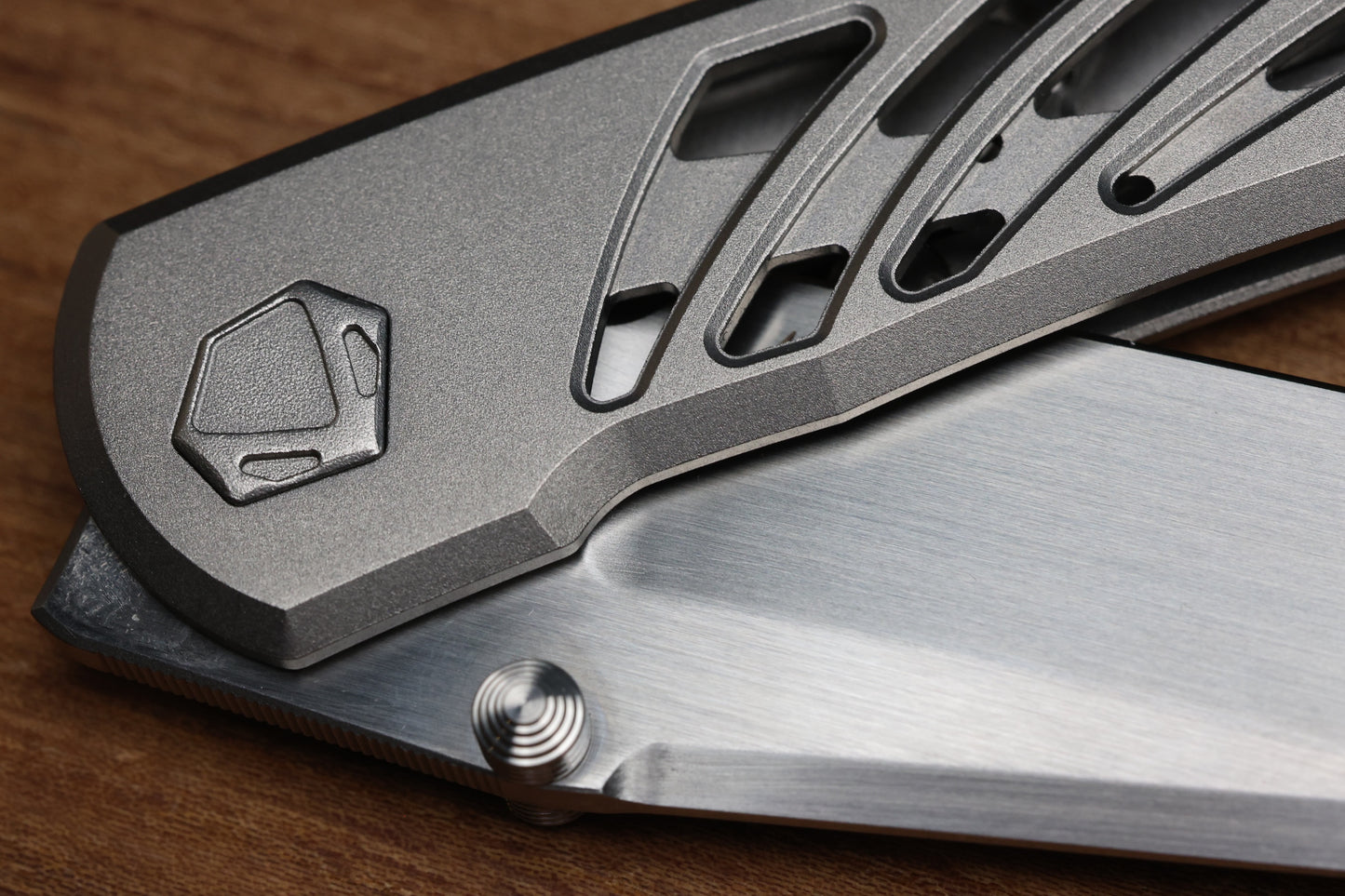 SHARKNIVCO GILLS WAKA V4.9 TITANIUM ZIRBLAST HANDLE FRAME LOCK RWL34 HAND SATIN BLADE