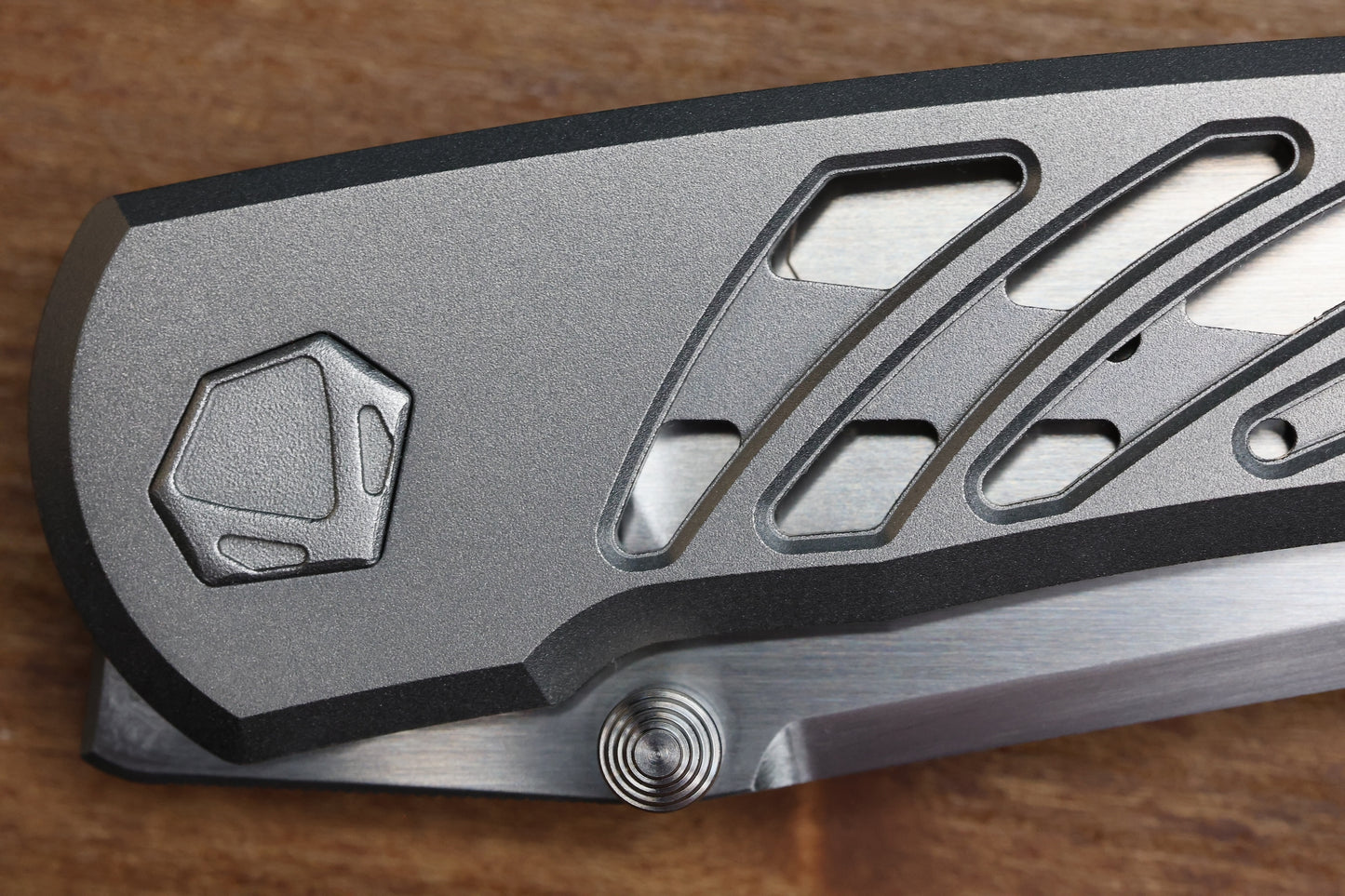 SHARKNIVCO GILLS WAKA V4.9 TITANIUM ZIRBLAST HANDLE FRAME LOCK RWL34 HAND SATIN BLADE