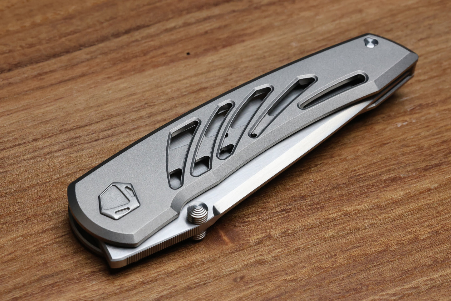 SHARKNIVCO GILLS WAKA V4.9 TITANIUM ZIRBLAST HANDLE FRAME LOCK RWL34 HAND SATIN BLADE