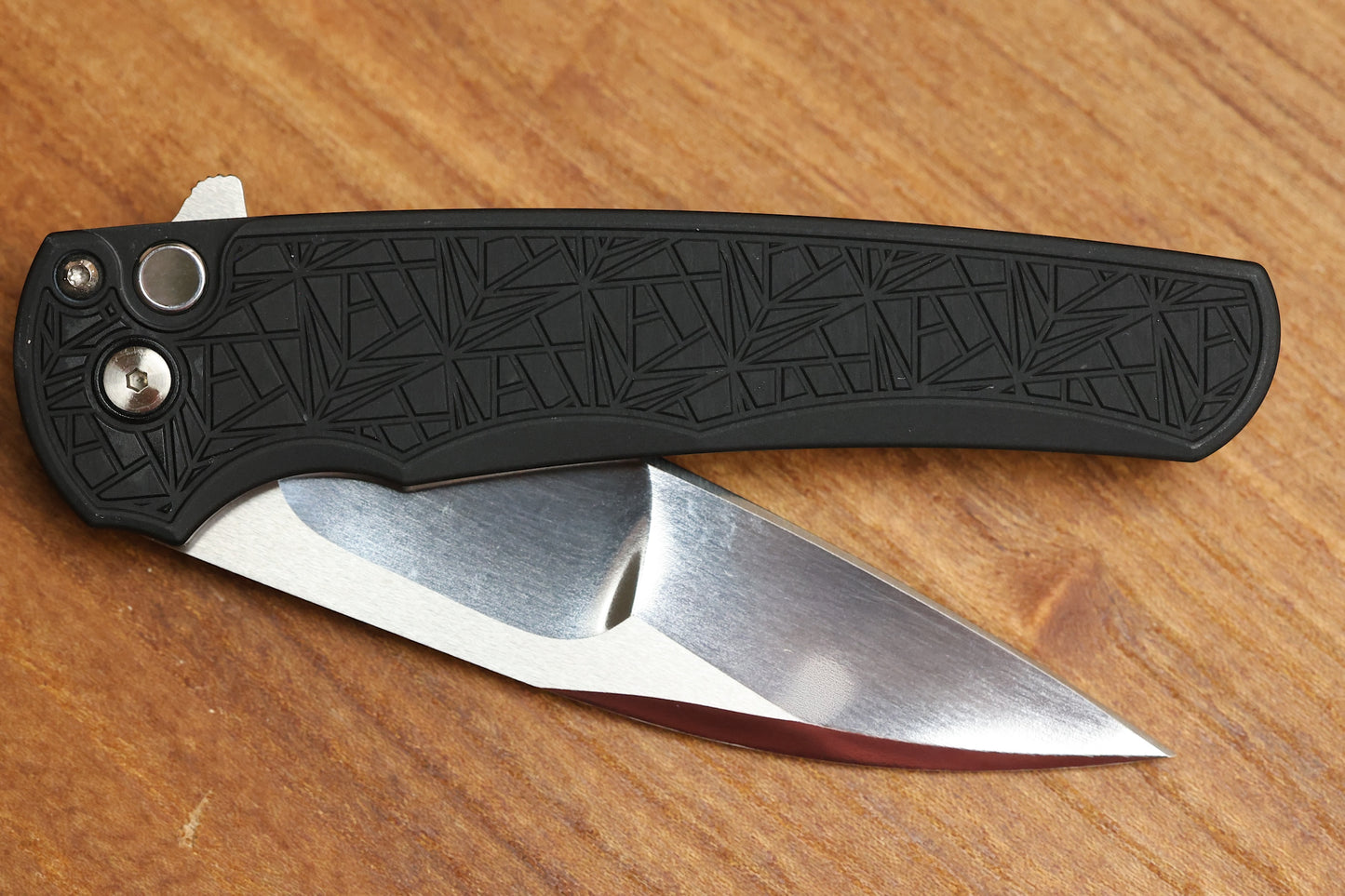 PRO-TECH KNIVES MALIBU FLIPPER CUSTOM 001 - BLACK ALUMINUM "NEXUS" HANDLE, IRIE GROUND WHARNCLIFFE BLADE, BLACK LIP PEARL BUTTON