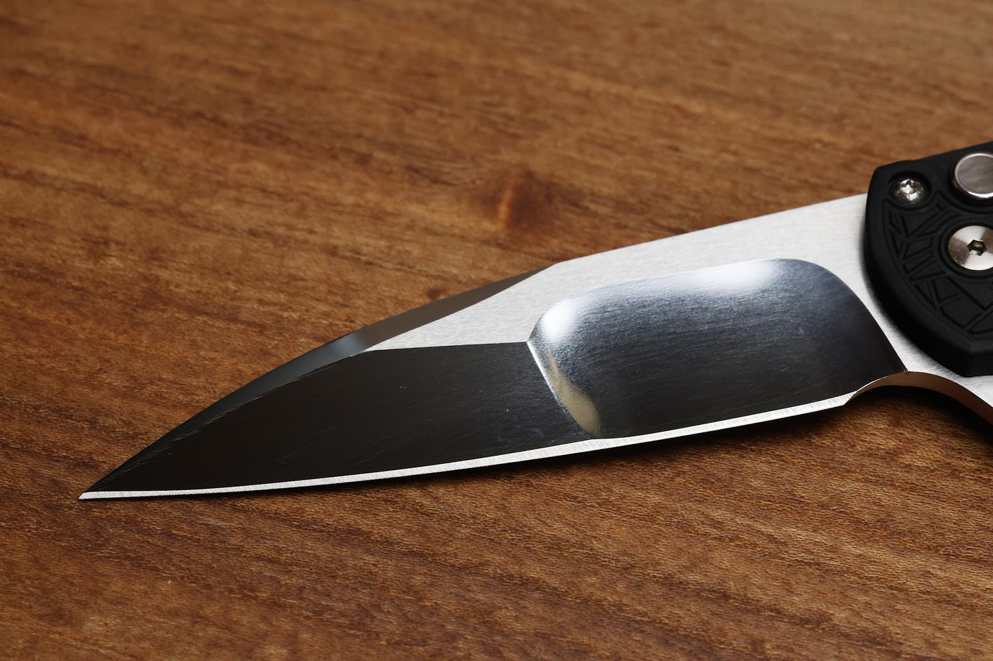 PRO-TECH KNIVES MALIBU FLIPPER CUSTOM 001 - BLACK ALUMINUM "NEXUS" HANDLE, IRIE GROUND WHARNCLIFFE BLADE, BLACK LIP PEARL BUTTON