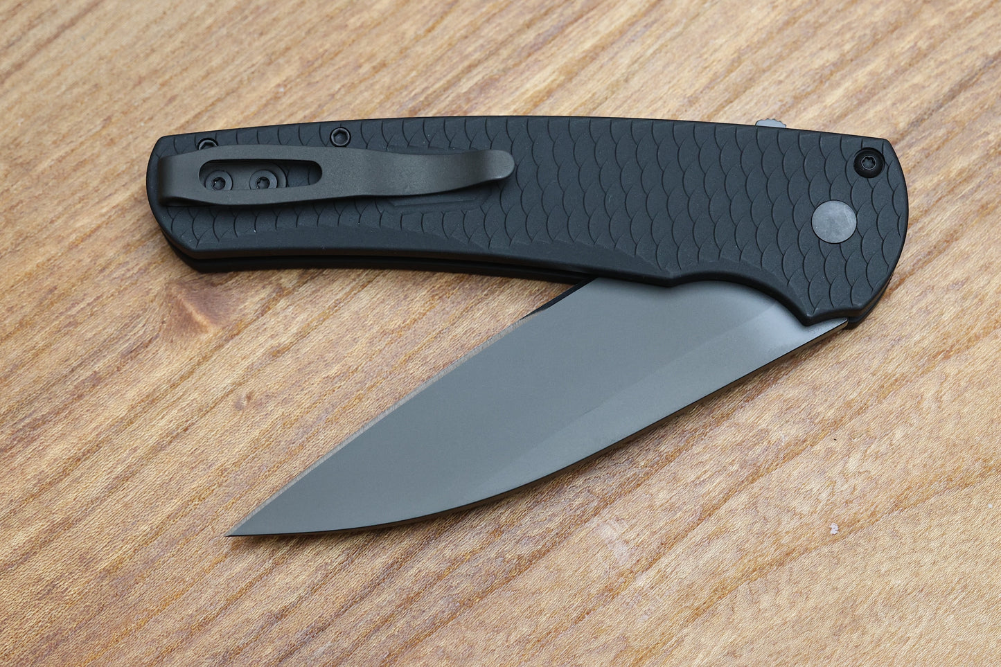 PRO-TECH KNIVES MALIBU FLIPPER - 5336 OPERATOR - BLACK "DRAGON SCALE" HANDLE, DLC WHARNCLIFFE MAGNACUT BLADE, TRITIUM BUTTON